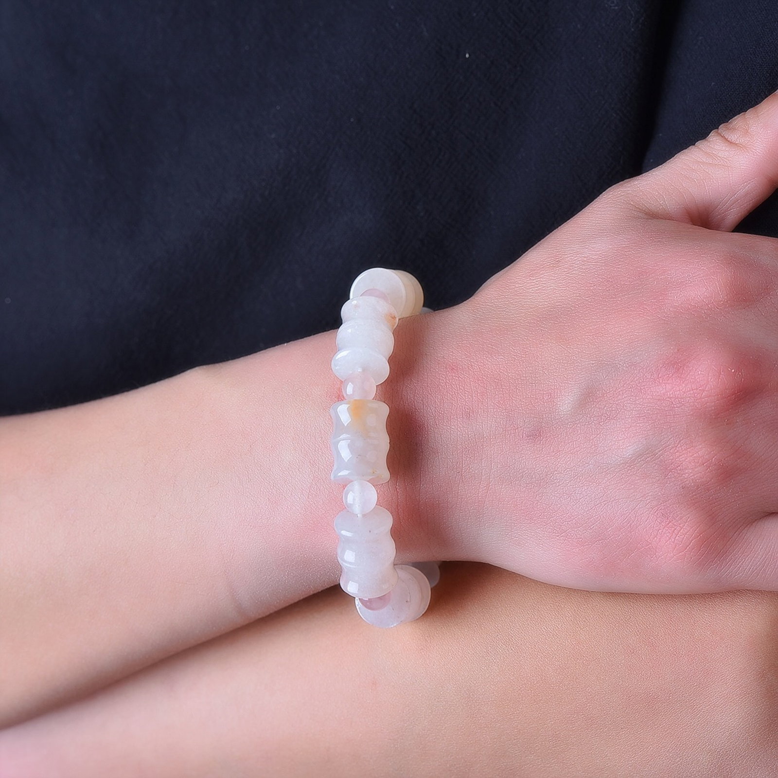 An Exquisite White Jade Bracelets: An Exquisite White Jade Bracelets,Size:15mmx19mm 白玉手串