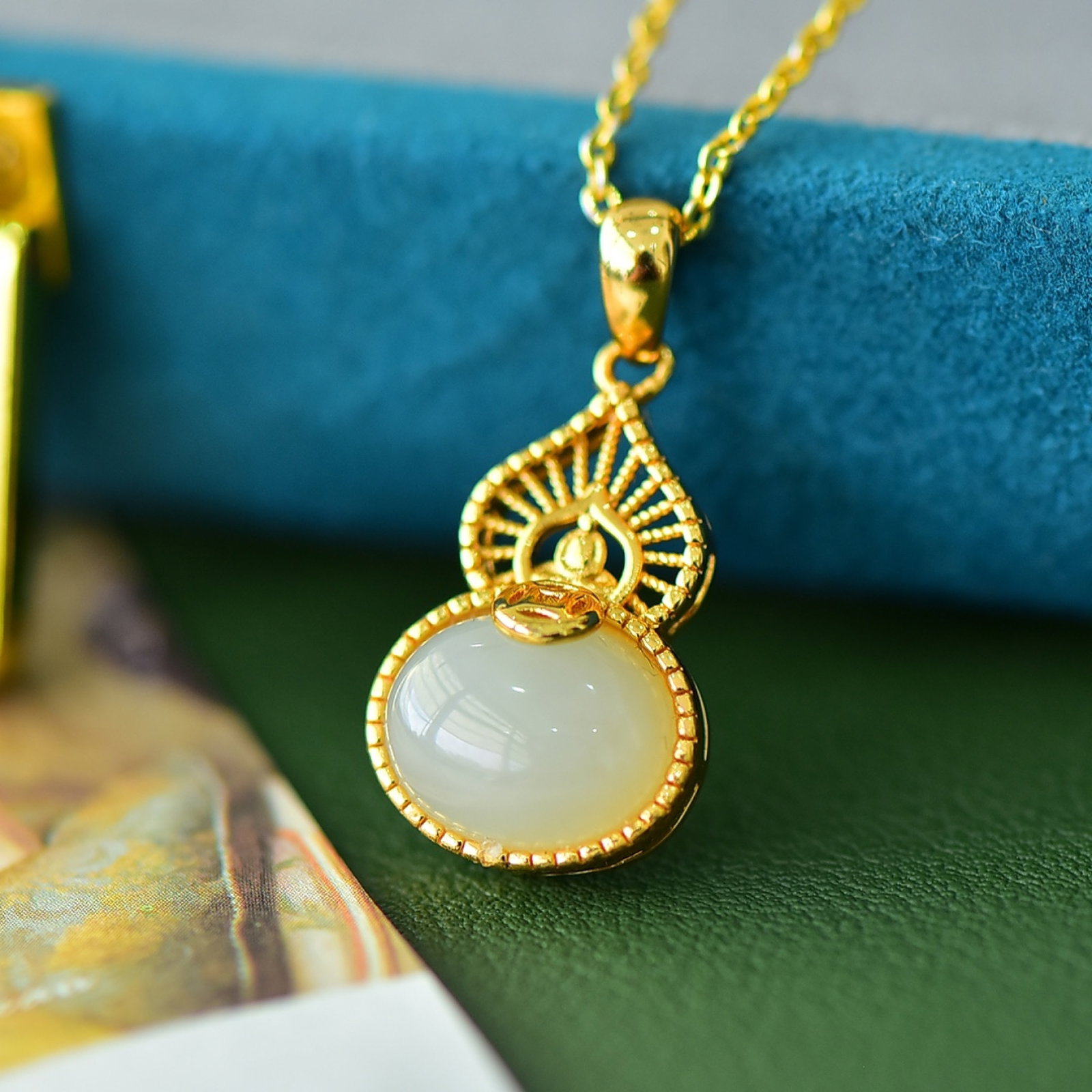 An Exquisite Bronze-Gold Plated Inlaid White Jade Necklace