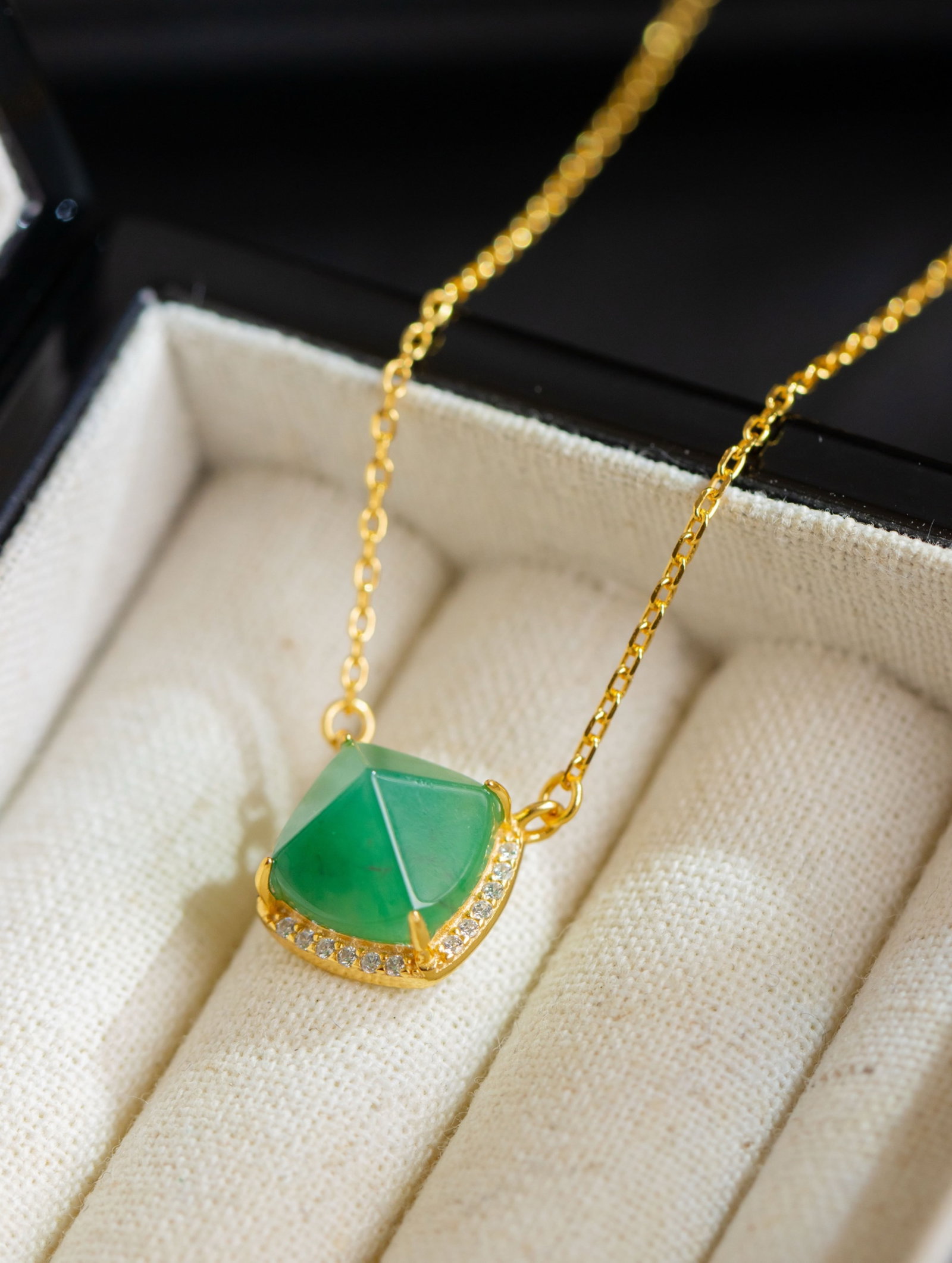 An Exquisite Sterling Silver-Gold Plated Inlaid Jadeite Pendant, Inlaid Diamond