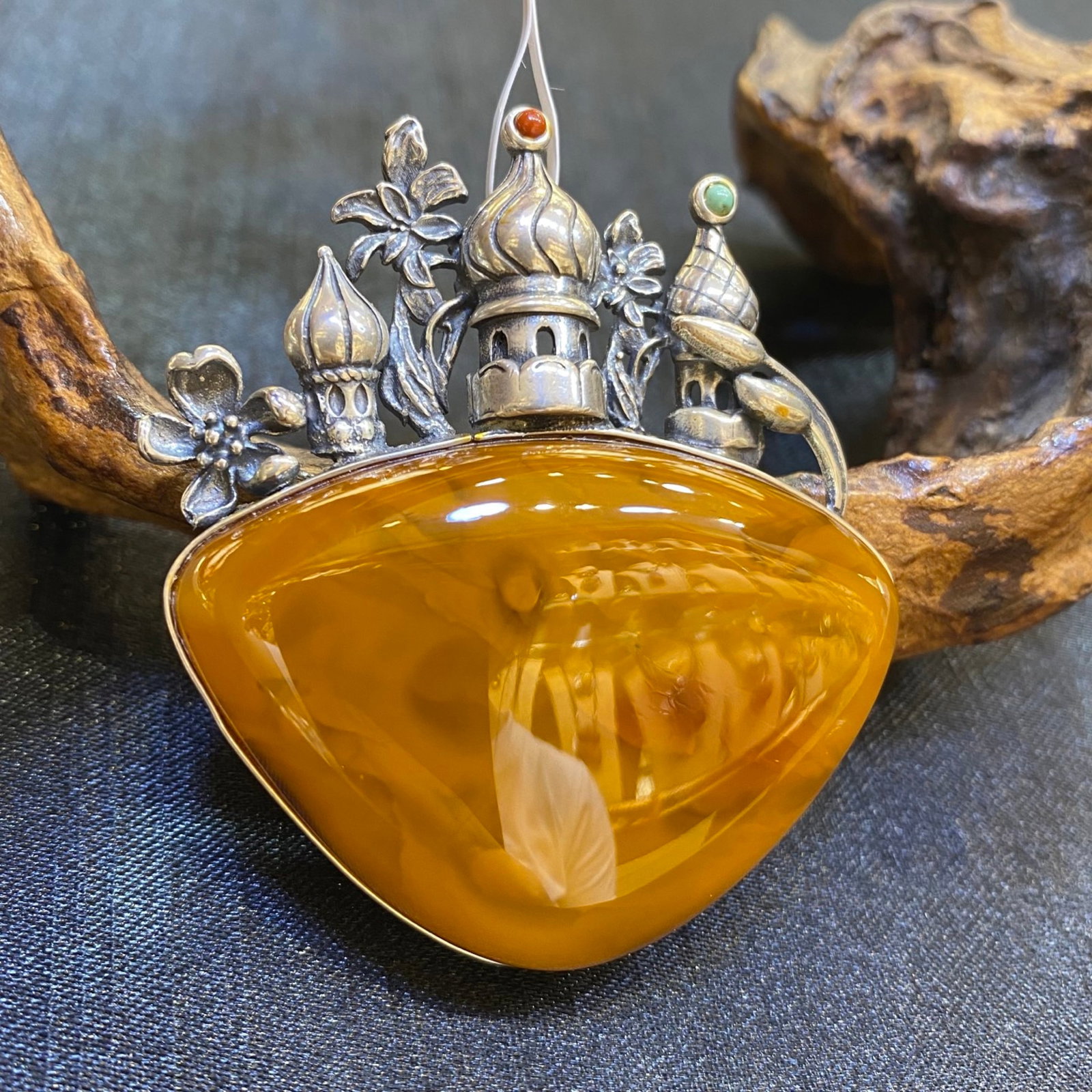 An Exquisite Beeswax Inlaid Silver Necklace: An Exquisite Beeswax Inlaid Silver Necklace,Size:47mm,Weight:22.4g 蜜蜡镶银项链