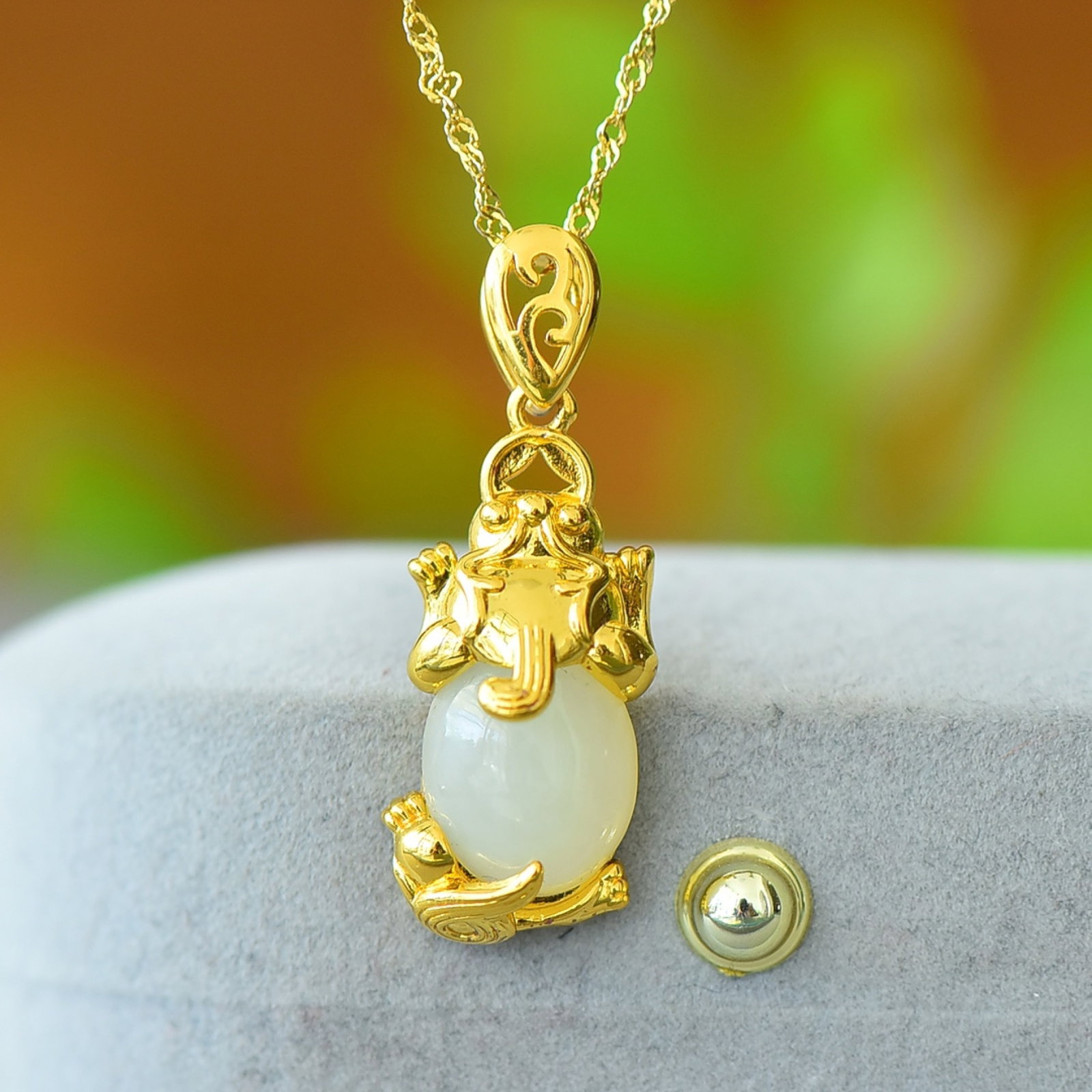 An Exquisite Bronze-Gold Plated Inlaid White Jade Wealth-Attracting Creature Necklace