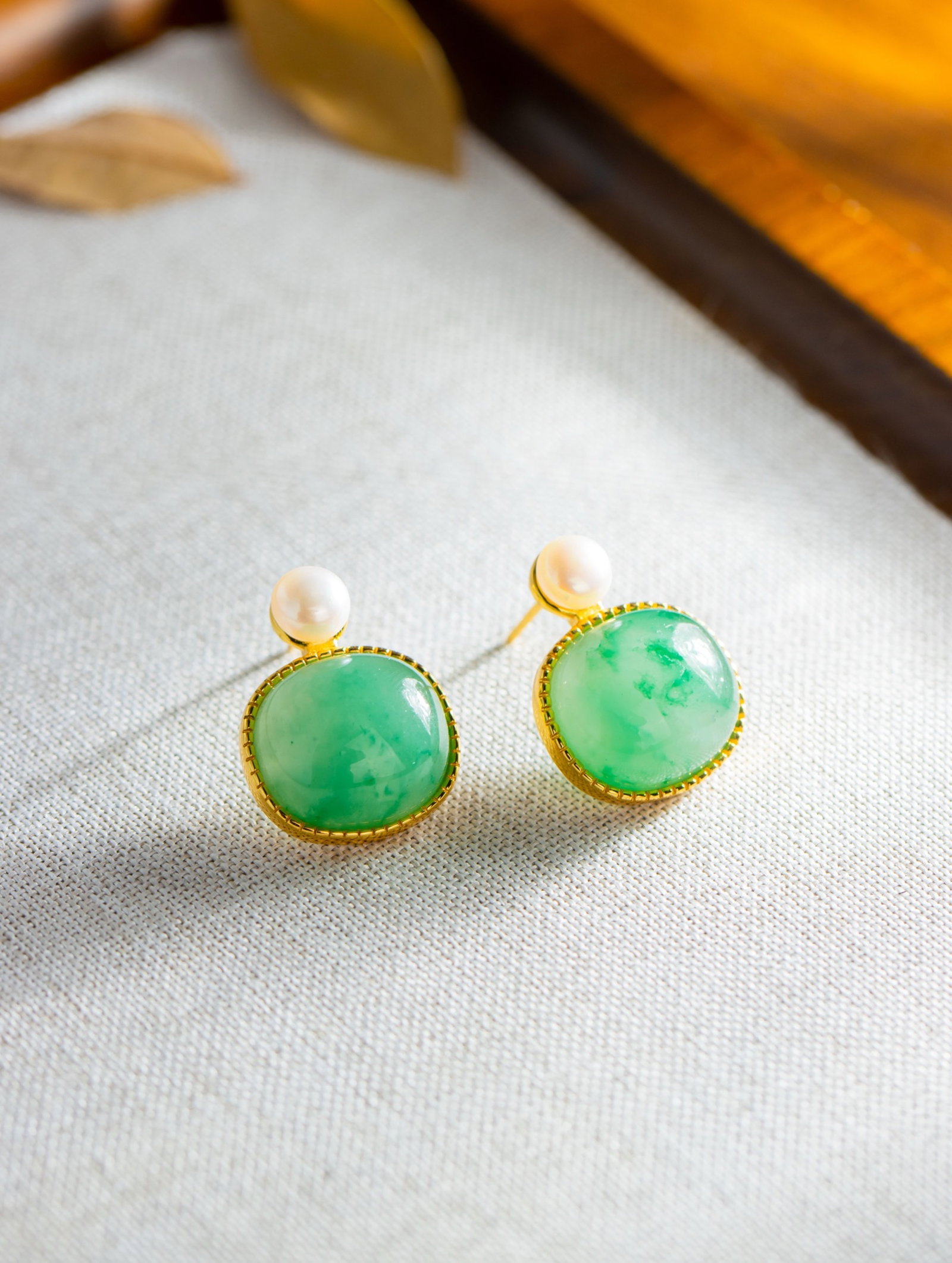 A Pair of Exquisite Sterling Silver-Gold Plated Inlaid Jadeite Earrings, Inlaid Pearls: A Pair of Exquisite Sterling Silver-Gold Plated Inlaid Jadeite Earrings, Inlaid Pearls 一对纯银镀金镶翡翠耳钉,嵌珍珠
