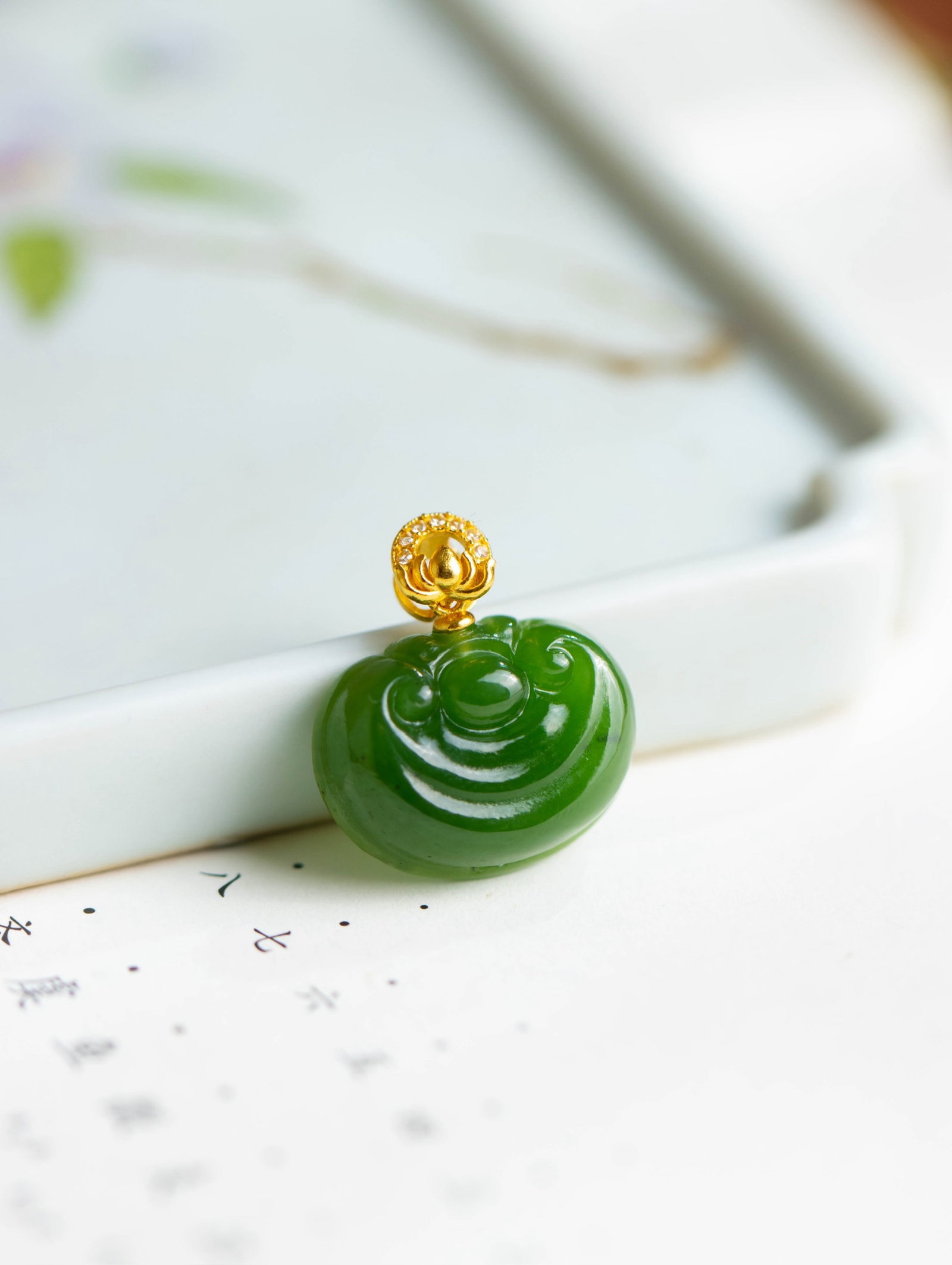 An Exquisite Sterling Silver-Gold Plated Inlaid Jasper Pendant, Inlaid Diamond: An Exquisite Sterling Silver-Gold Plated Inlaid Jasper Pendant, Inlaid Diamond 纯银镀金镶碧玉吊坠,嵌钻石
