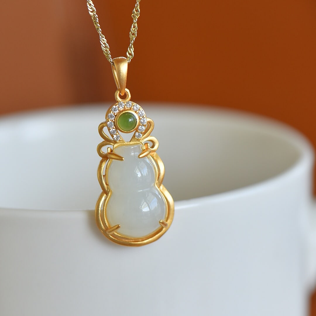 An Exquisite Sterling Silver-Gold Plated Inlaid White Jade Necklace,Inlaid Diamond: An Exquisite Sterling Silver-Gold Plated Inlaid White Jade Necklace,Inlaid Diamond,Size:11mmx14mm 纯银镀金镶白玉项链,嵌钻石
