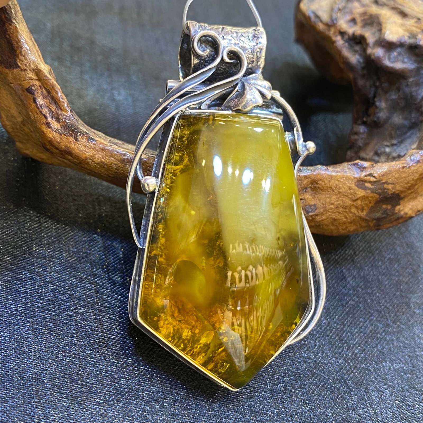 An Exquisite Beeswax Inlaid Silver Necklace: An Exquisite Beeswax Inlaid Silver Necklace,Size:34.3mm,Weight:24.4g 蜜蜡镶银项链