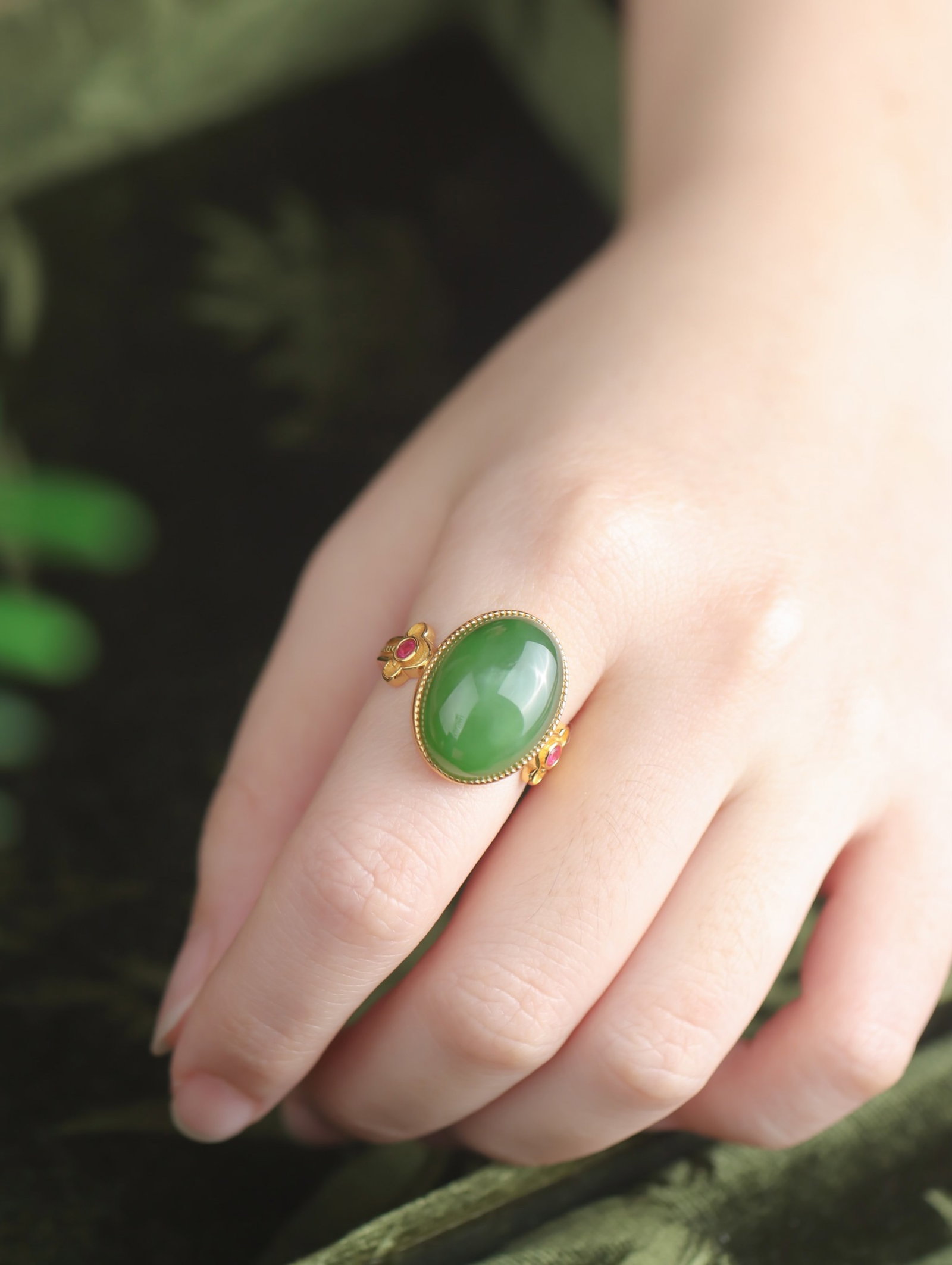 An Exquisite Sterling Silver-Gold Plated Inlaid Jasper Ring