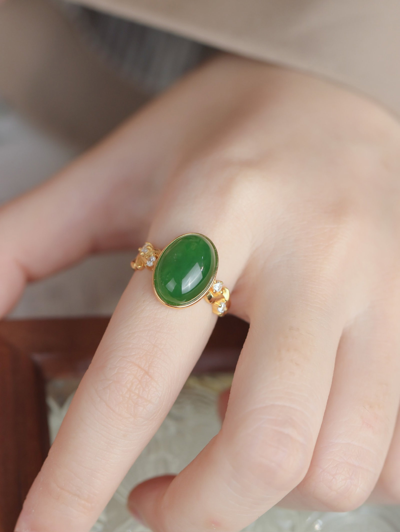 An Exquisite Sterling Silver-Gold Plated Inlaid Jasper Ring: An Exquisite Sterling Silver-Gold Plated Inlaid Jasper Ring 纯银镀金镶碧玉戒指