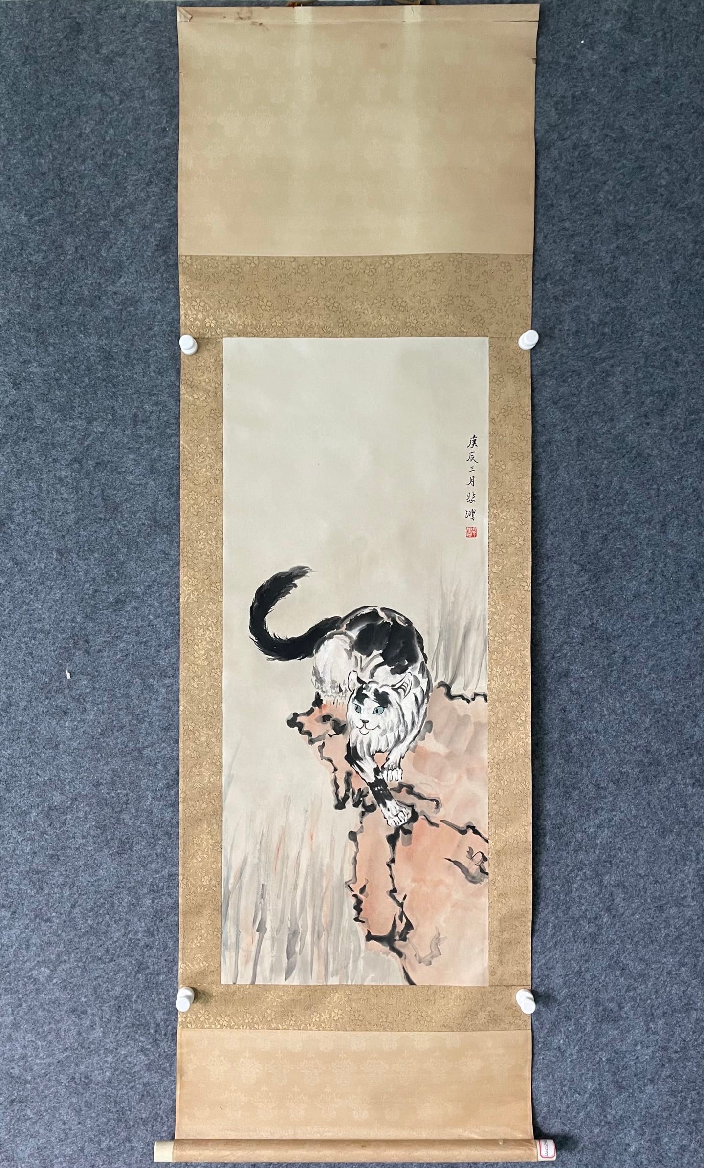 A Chinese Vertical Scroll Ink Painting of Cat on Paper: A Chinese Vertical Scroll Ink Painting of Cat on Paper,Xu Beihong,Size:38inx15.7in 一幅中国水墨猫画立轴,徐悲鸿