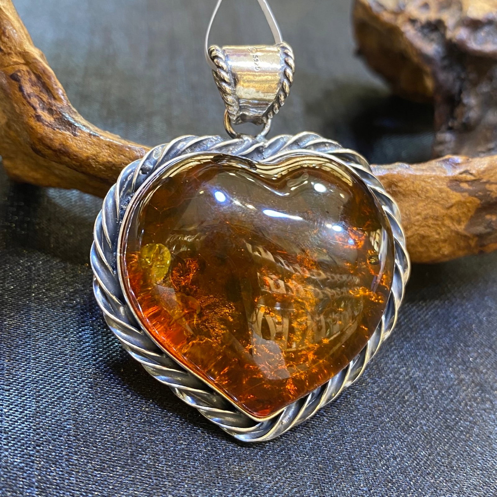 An Exquisite Beeswax Inlaid Silver Necklace