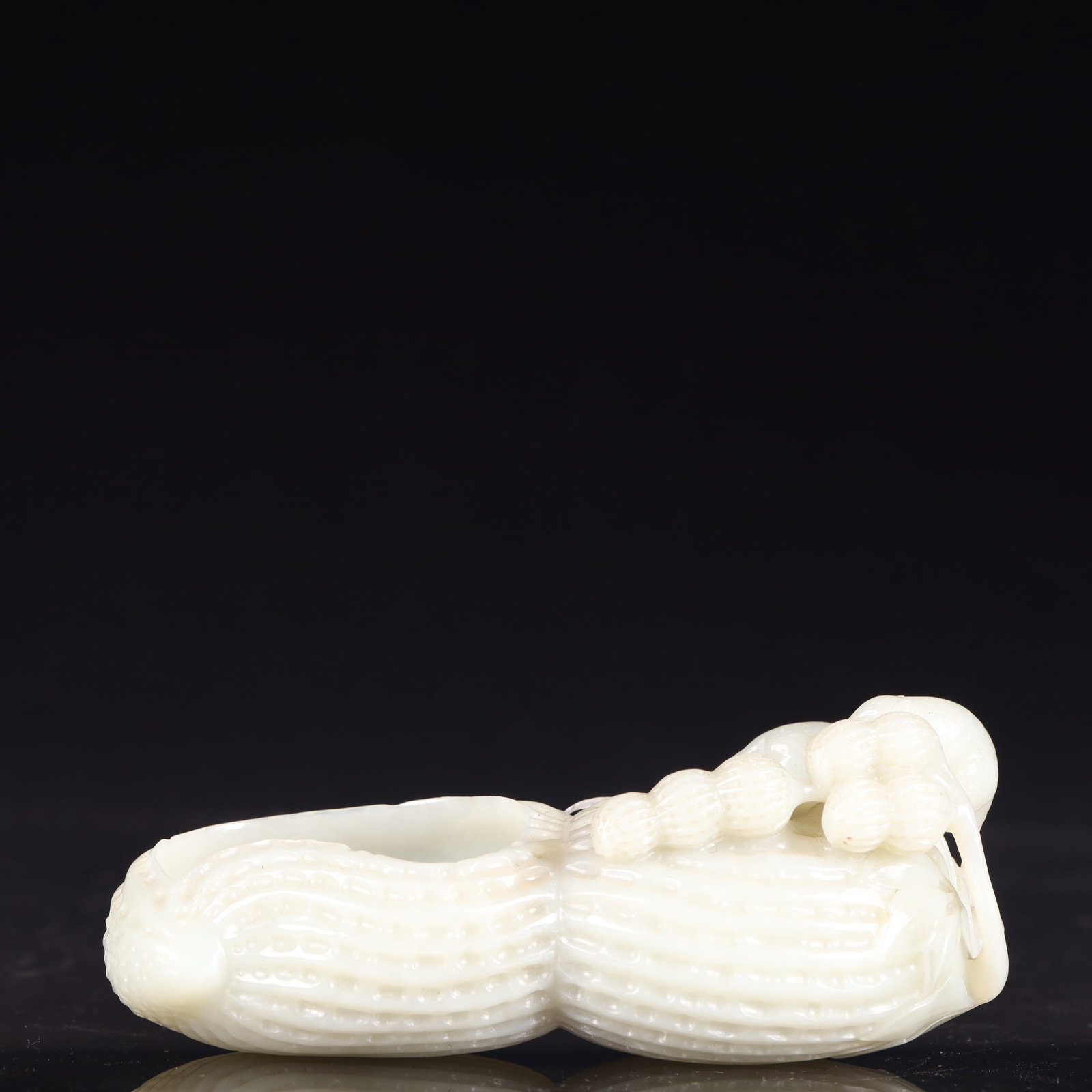 An Exquisite White Jade Animal Pattern Peanut-Shaped Brush Washer (1 of 10)