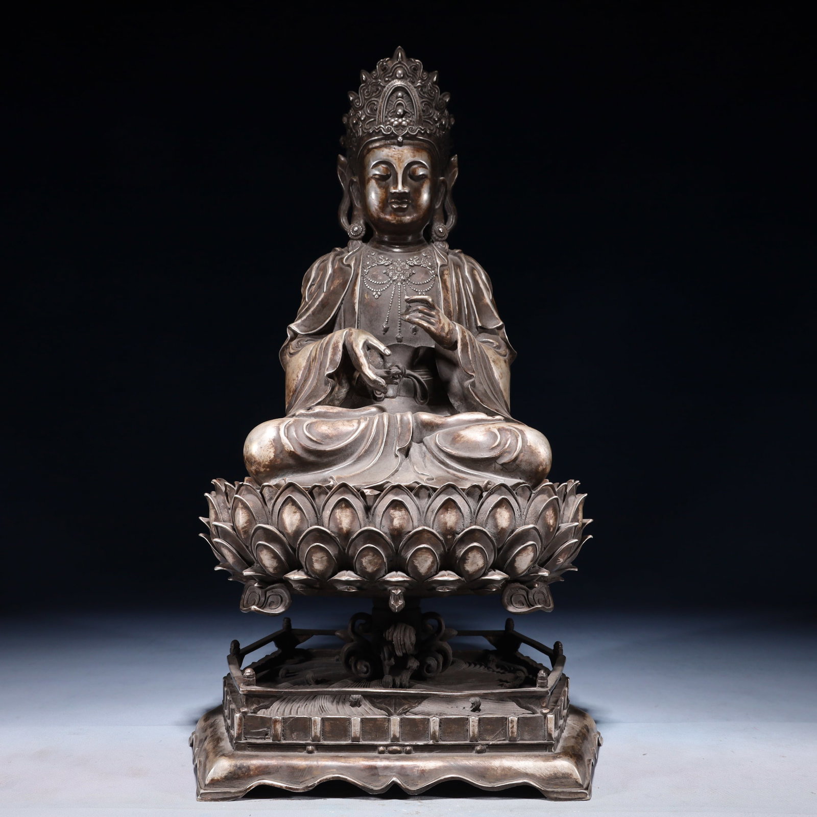 A Solemn Silver-plated Bronze Statue of Avalokitesvara: A Solemn Silver-plated Bronze Statue of Avalokitesvara,Qing Dynasty,China,Size:10.6inx9.4inx19.7in,Weight:7400g 铜镀银观音像,中国清代