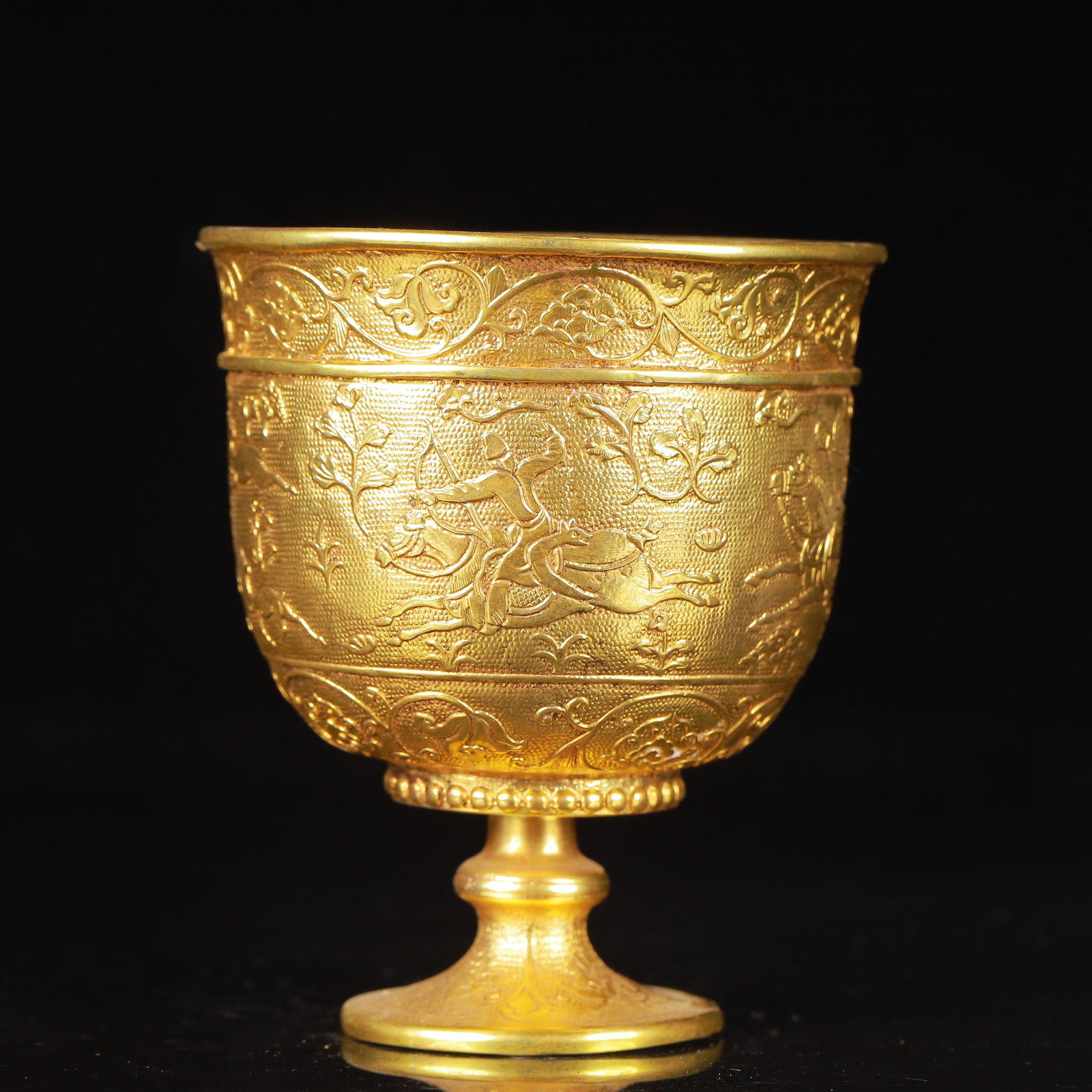 An Exquisite Gilt Bronze Figure Pattern Cup