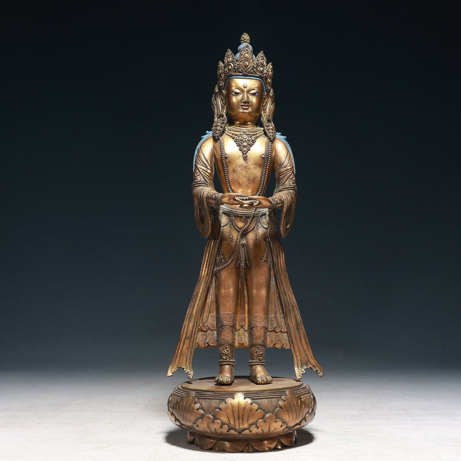 A Solemn Gilt Bronze Statue of Avalokitesvara: A Solemn Gilt Bronze Statue of Avalokitesvara,Qing Dynasty,China,Size:4.7inx4.3inx13in,Weight:2650g 铜鎏金观音像,中国清代