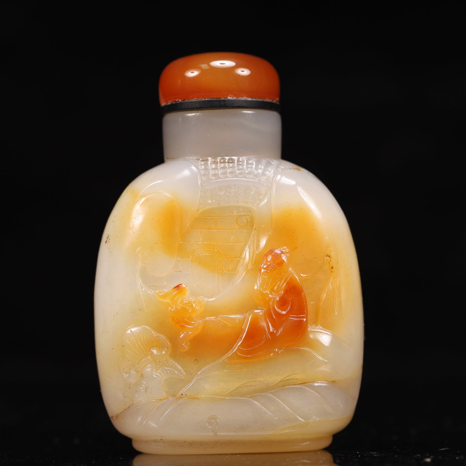 An Exquisite Agate Figure and Bats Pattern Snuff Bottle: An Exquisite Agate Figure and Bats Pattern Snuff Bottle,Qing Dynasty, China,Size:2inx1inx3.1in,Weight:88g