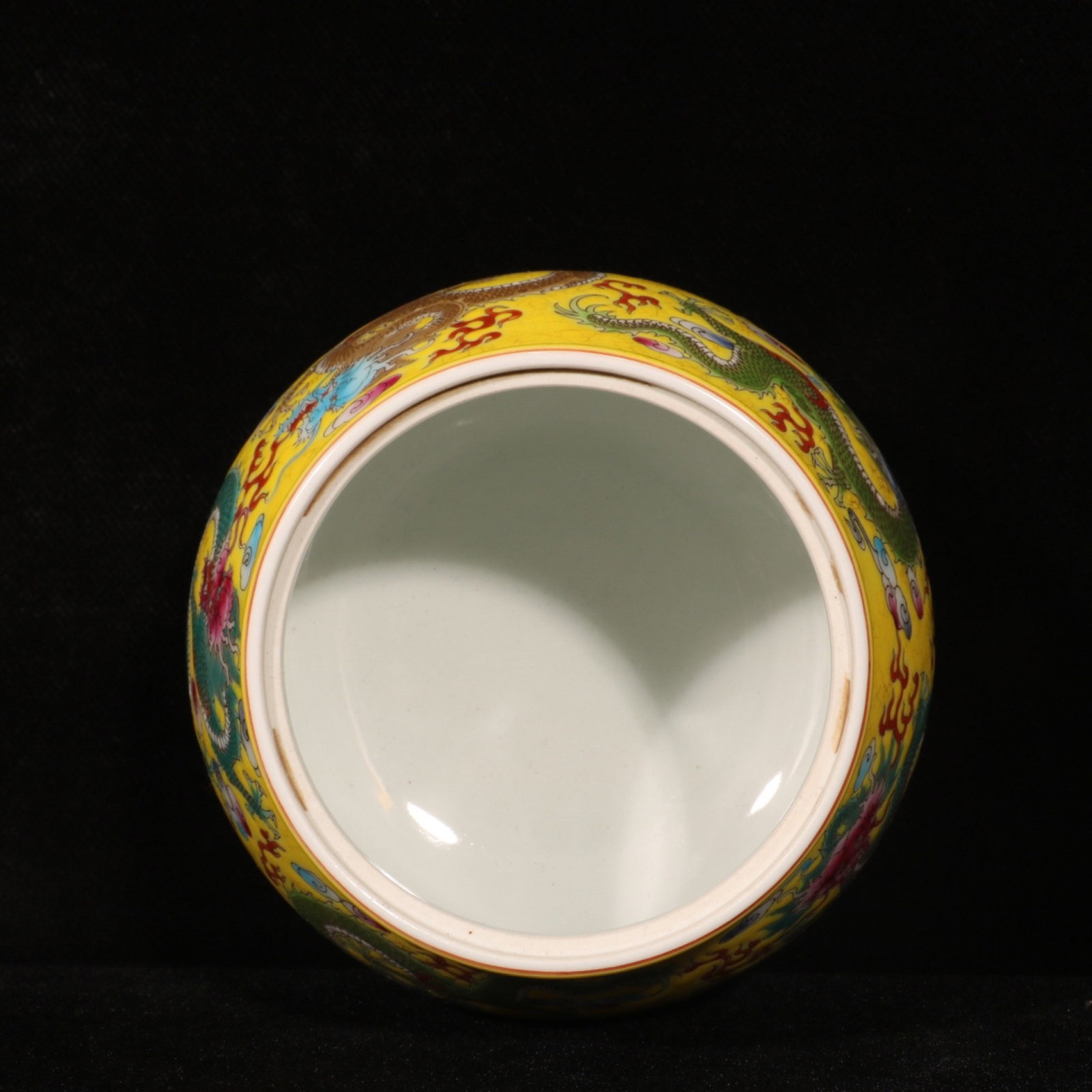 An Exquisite Enamel Auspicious Cloud and Dragon Pattern Tea Caddy - 7