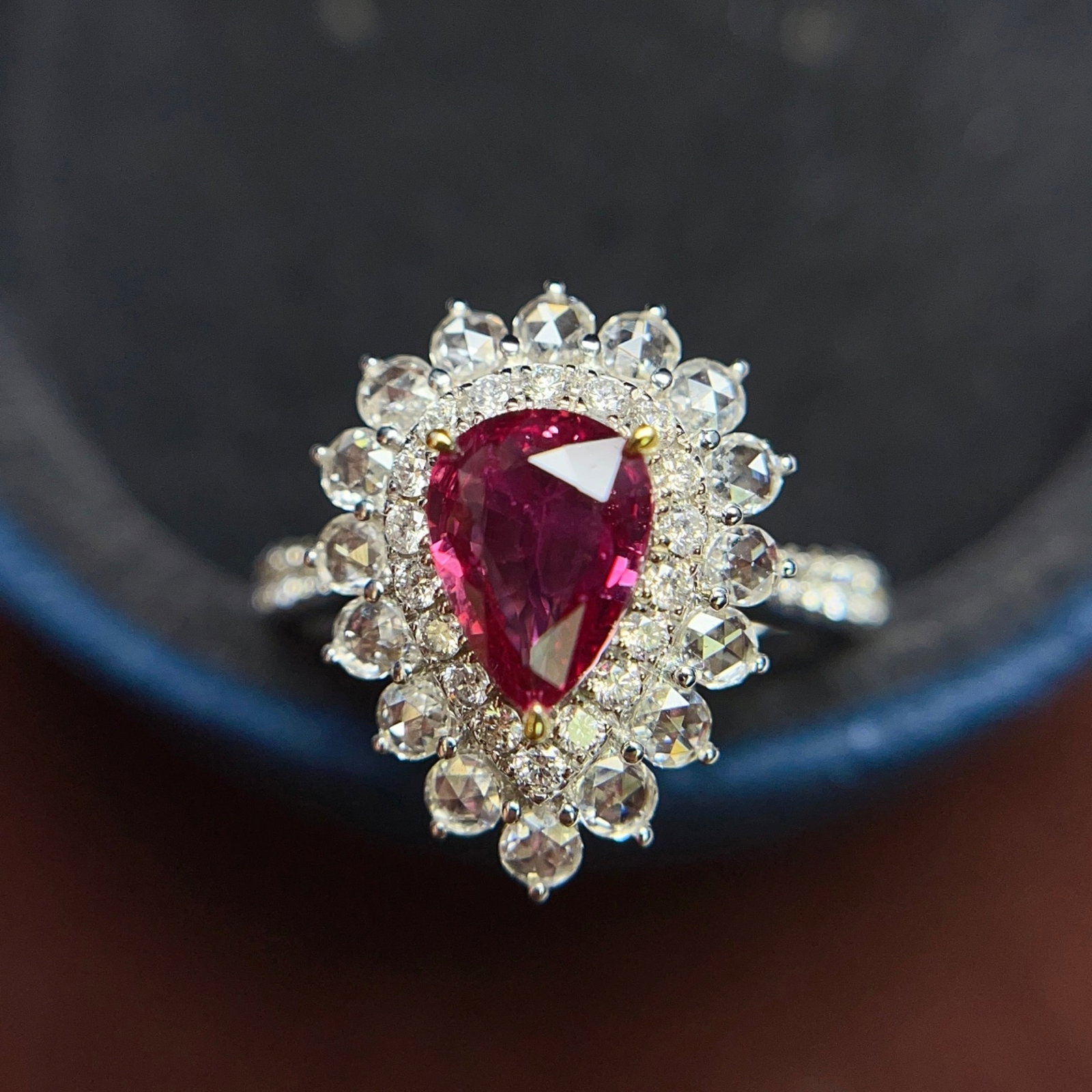 A Exquisite 18k Gold Inlaid 1.10ct Natural Ruby and 0.950ct Diamond Ring: A Exquisite 18k Gold Inlaid 1.10ct Natural Ruby and 0.950ct Diamond Ring,Total Weight:4.12g 18k金镶 1.10ct 天然红宝石和 0.950ct