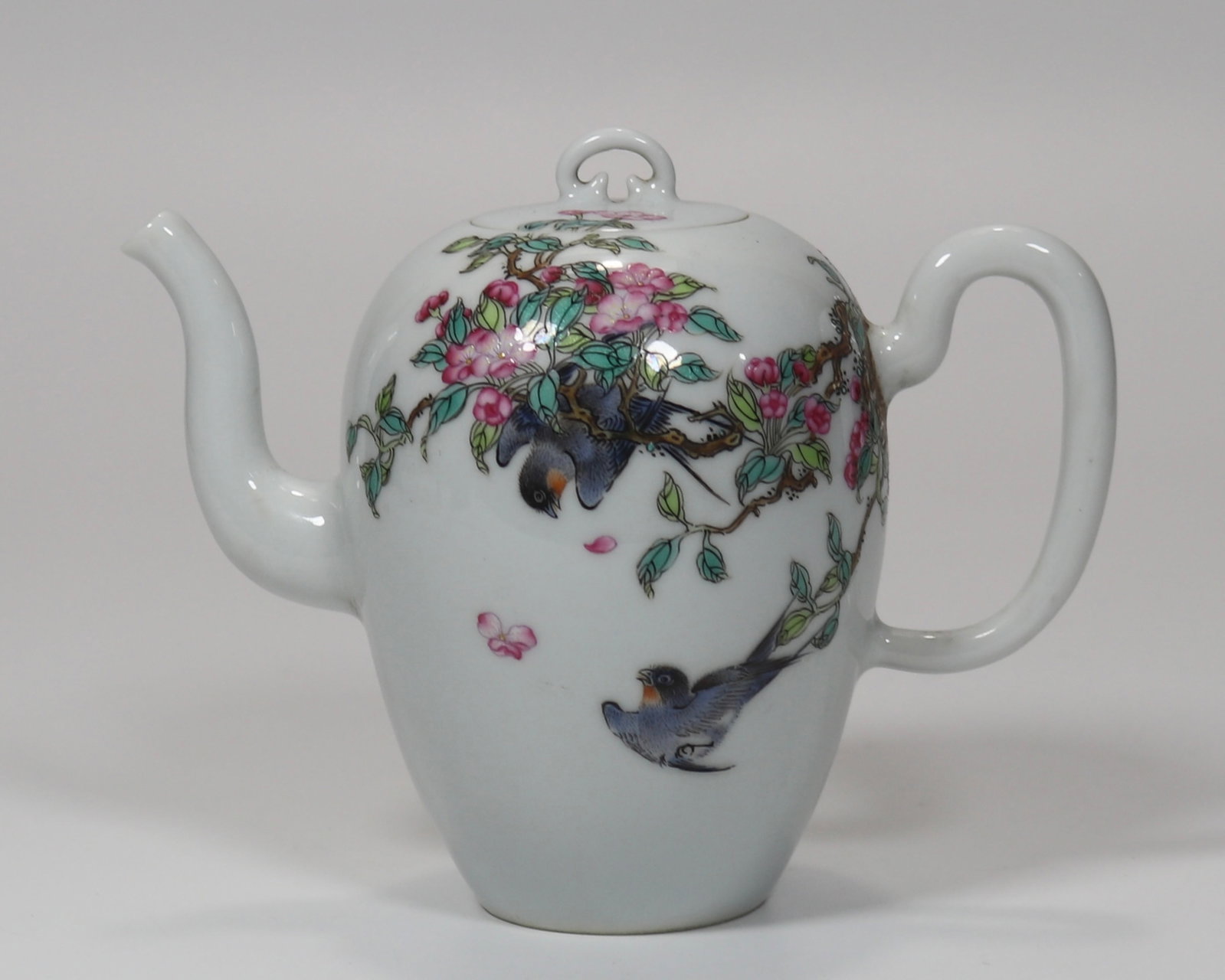 A fine falangcai teapot with willow swallow and floral pattern