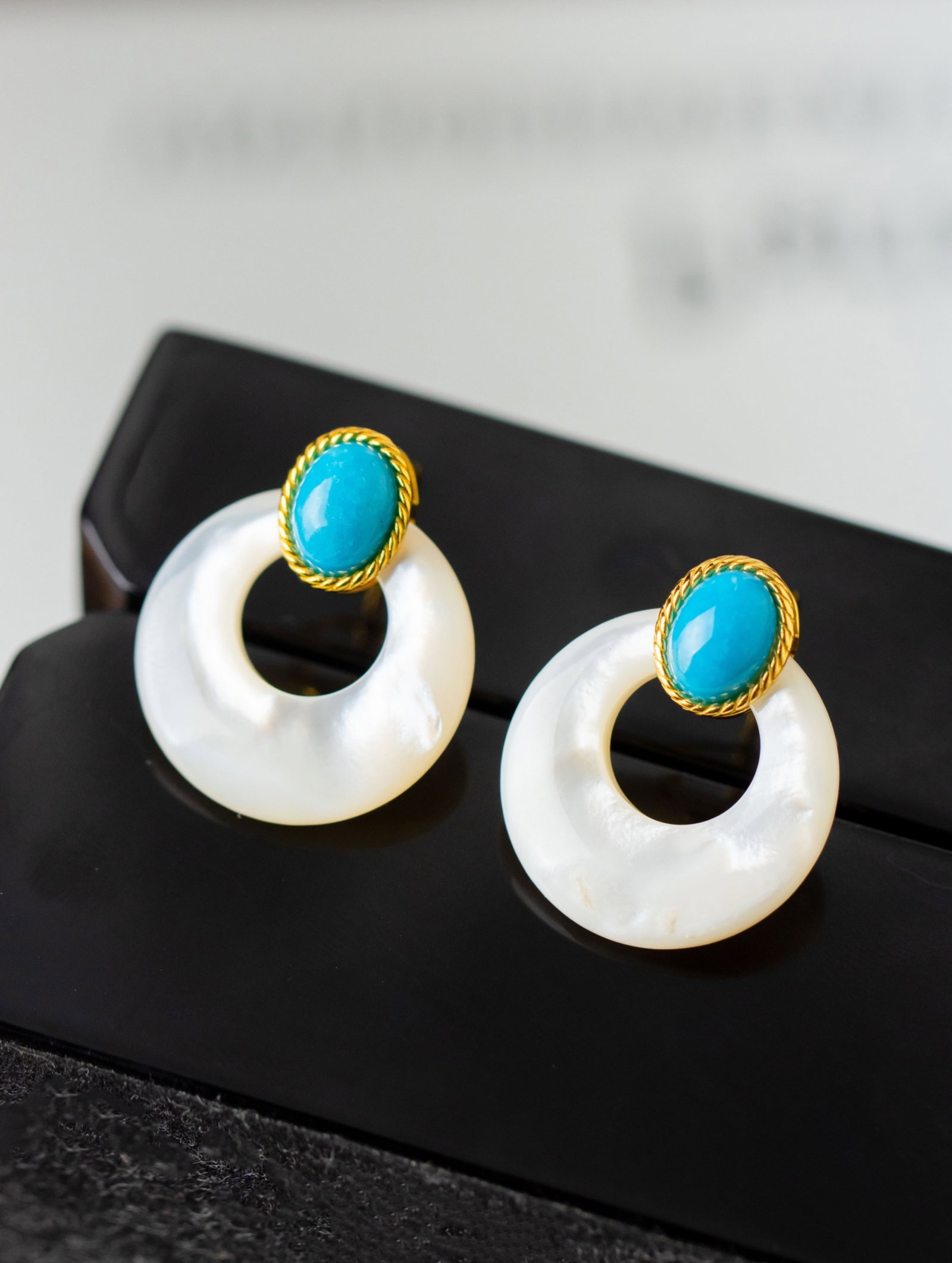 A Pair of Exquisite Sterling Silver-Gold Plated Inlaid Shell Earrings, Inlaid Turquoise: A Pair of Exquisite Sterling Silver-Gold Plated Inlaid Shell Earrings, Inlaid Turquoise 一对纯银镀金镶贝壳耳环,嵌绿松