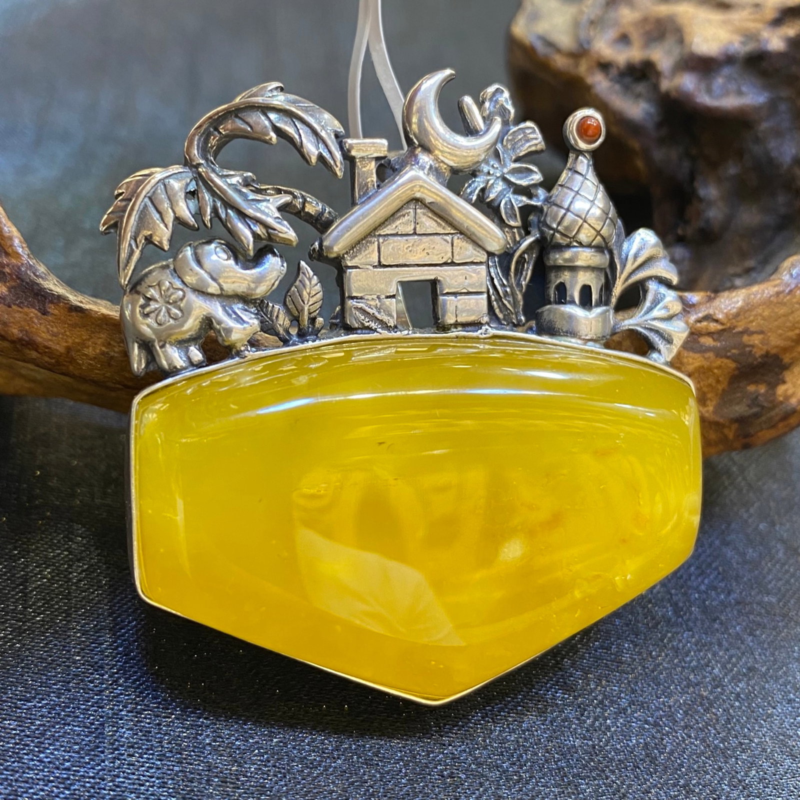 An Exquisite Beeswax Inlaid Silver Necklace
