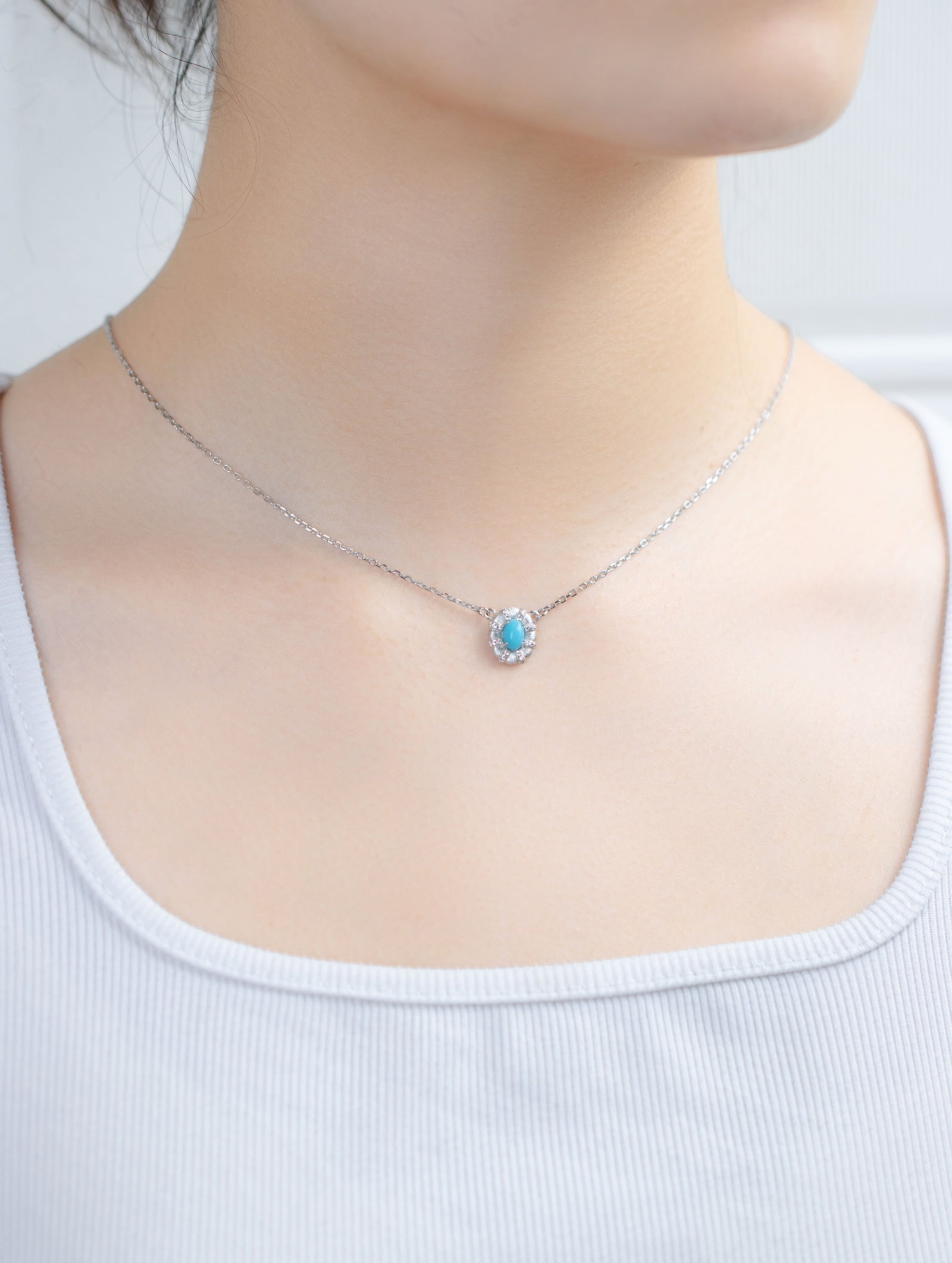 An Exquisite Sterling Silver Inlaid Turquoise Pendant, Inlaid Diamond: An Exquisite Sterling Silver Inlaid Turquoise Pendant, Inlaid Diamond 纯银镶绿松石吊坠,嵌钻石