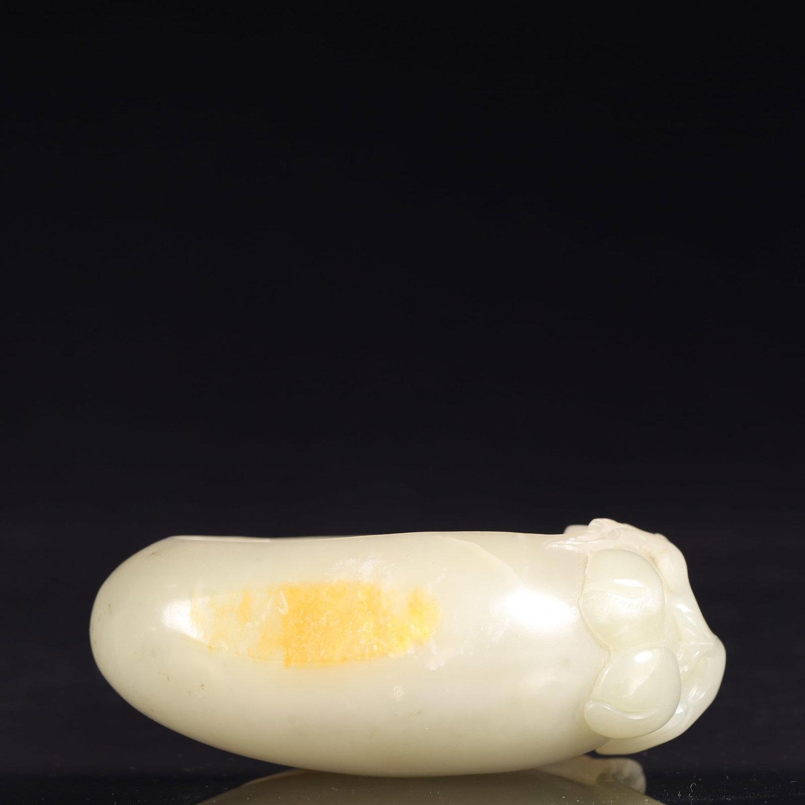 An Exquisite White Jade Peach Pattern Peach-Shaped Brush Washer: An Exquisite White Jade Peach Pattern Peach-Shaped Brush Washer,Qing Dynasty, China,Size:3.9inx3.1inx1.4in,Weight:150g