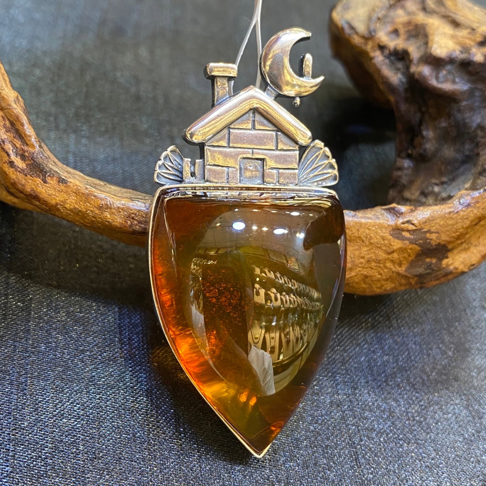 An Exquisite Beeswax Inlaid Silver Necklace: An Exquisite Beeswax Inlaid Silver Necklace,Size:28.4mm,Weight:18.3g 蜜蜡镶银项链