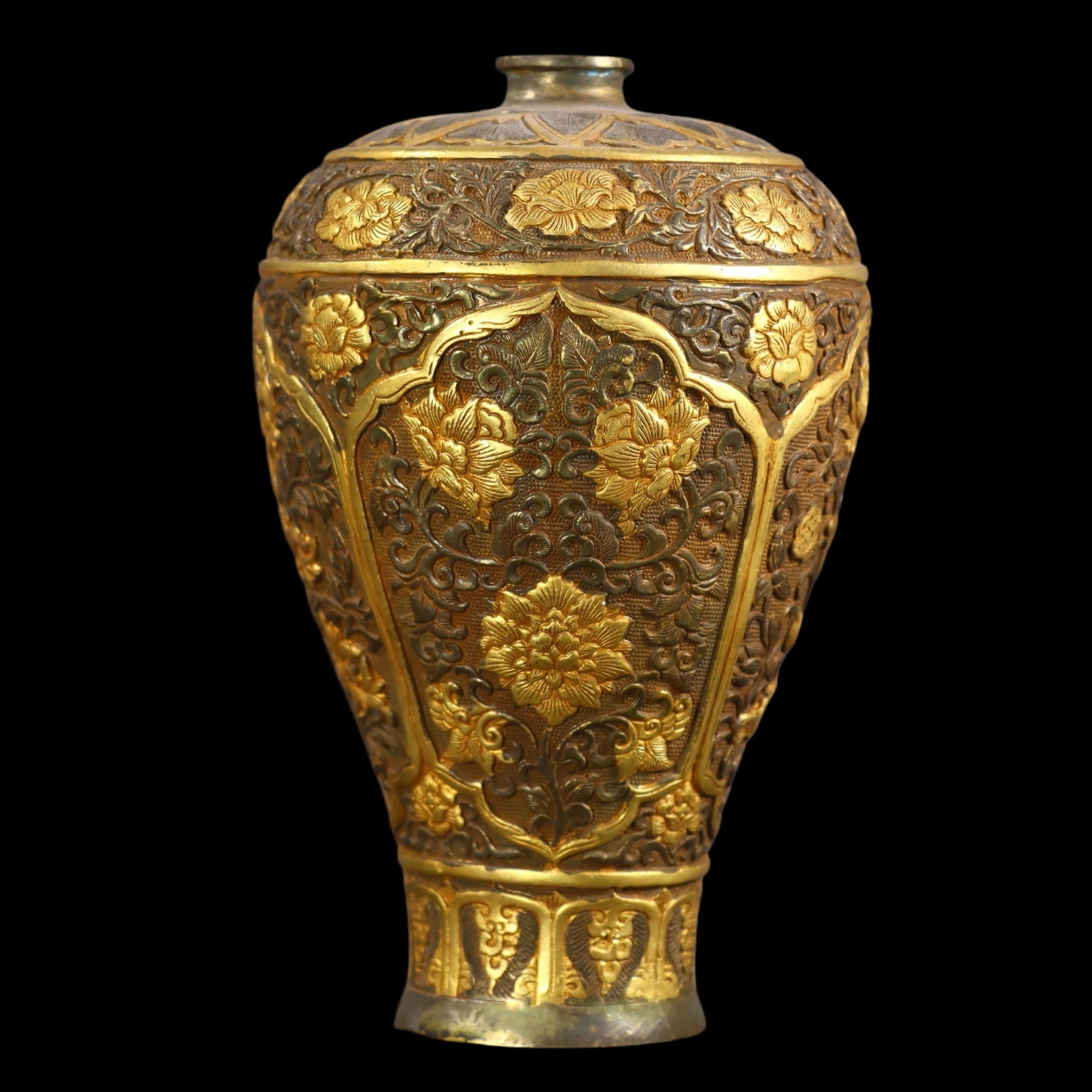 An Exquisite Gilt Lotus Pattern Vase