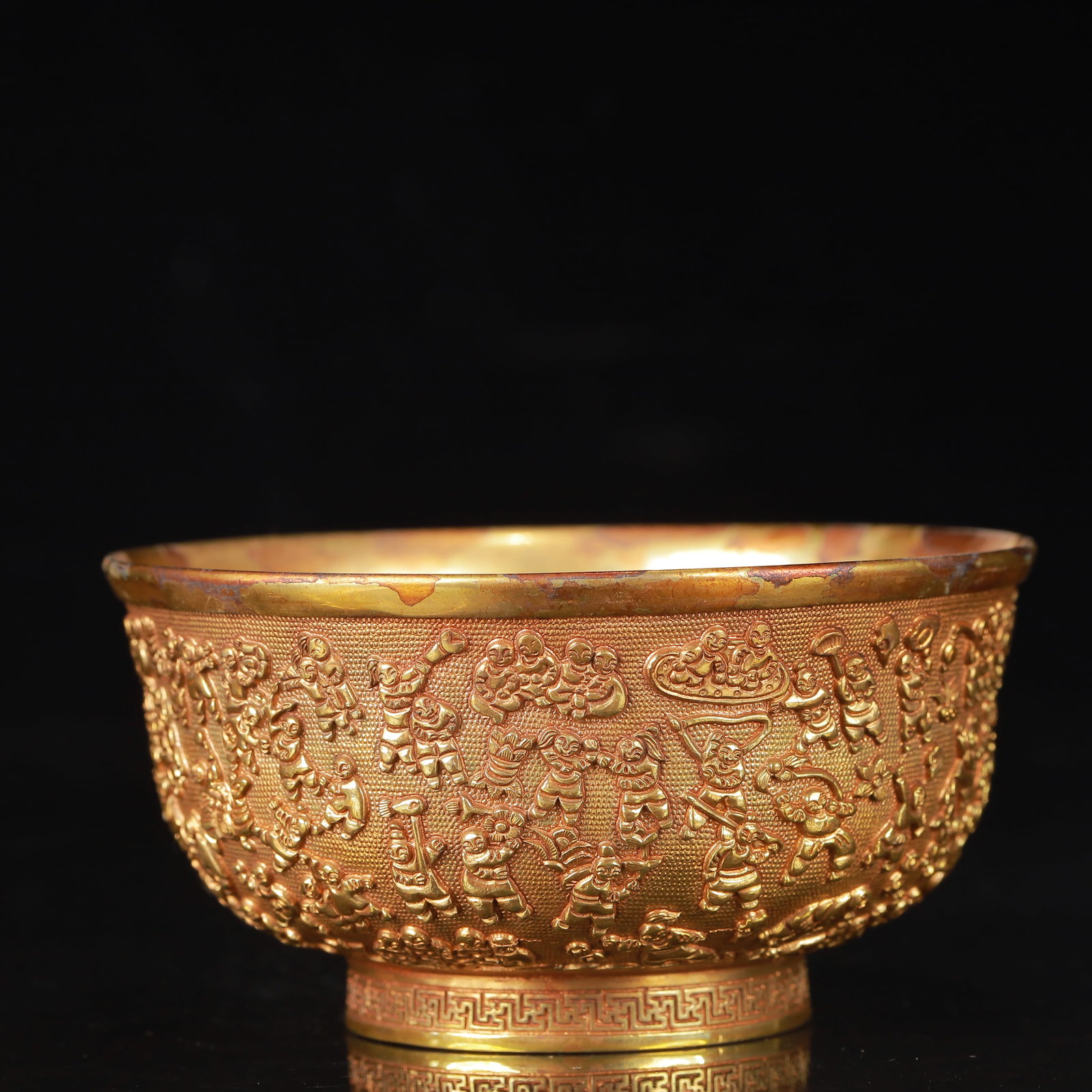 An Exquisite Gilt Bronze Figure Pattern Bowl: An Exquisite Gilt Bronze Figure Pattern Bowl,Ming Dynasty,China,Xuande Four-Character Mark,Size:4.3inx2.2in,Weight:361g 铜鎏金人物纹碗,中国明