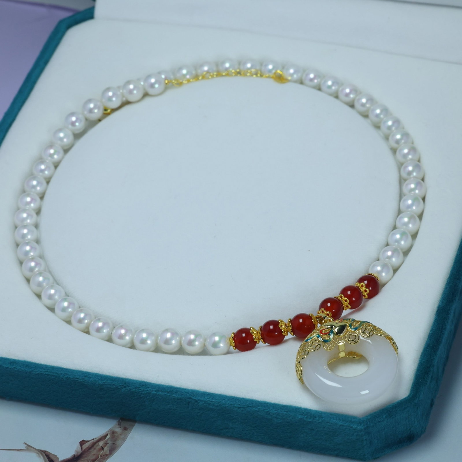 An Exquisite Bronze-Gold Plated Inlaid Pearl Necklace,Inlaid White Jade: An Exquisite Bronze-Gold Plated Inlaid Pearl Necklace,Inlaid White Jade,Size:(Pearl)8mmx8mm,(Loose)32mmx32mm 铜镀金镶珍珠项链,嵌白玉