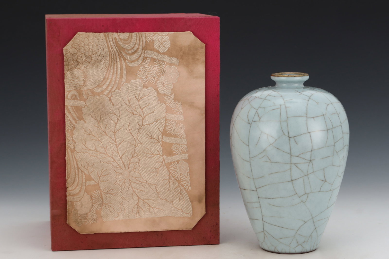 An Exquisite Guan yao White Glazed Painted Gold Vase,with an Imperial Poem by Emperor Qianlong