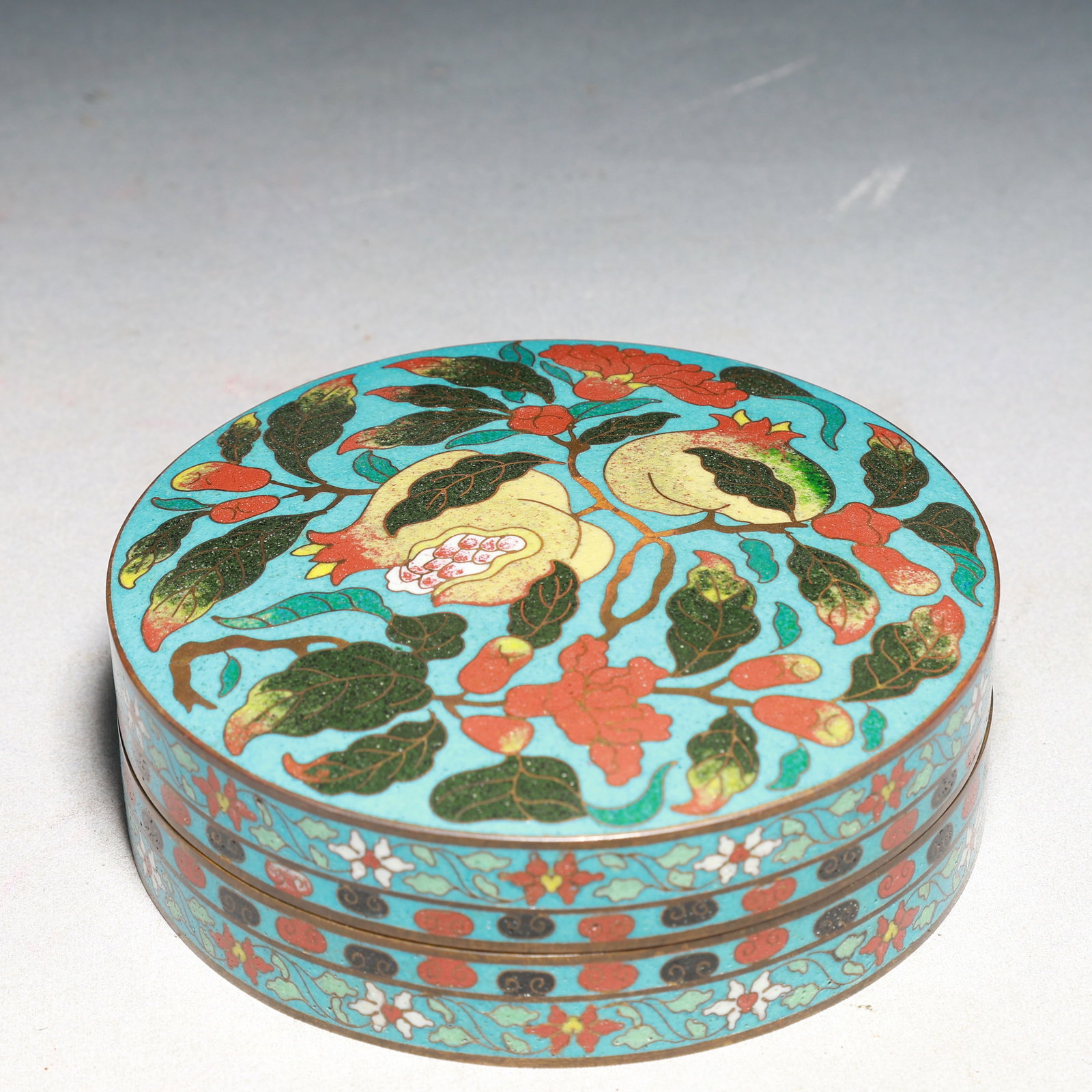 An Exquisite Cloisonne Pomegranate Pattern Box with Cover