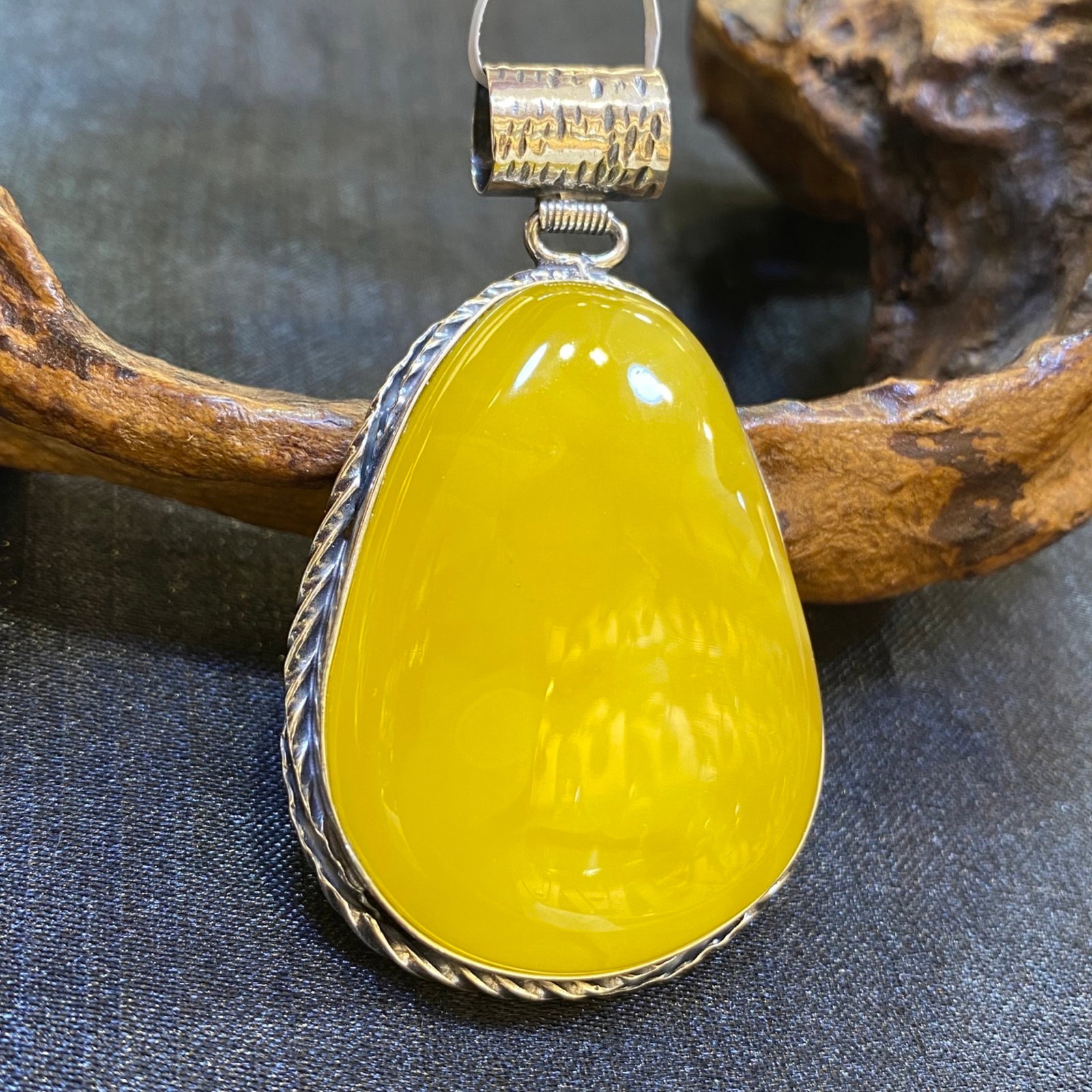 An Exquisite Beeswax Inlaid Silver Necklace: An Exquisite Beeswax Inlaid Silver Necklace,Size:31.6mm,Weight:14.8g 蜜蜡镶银项链