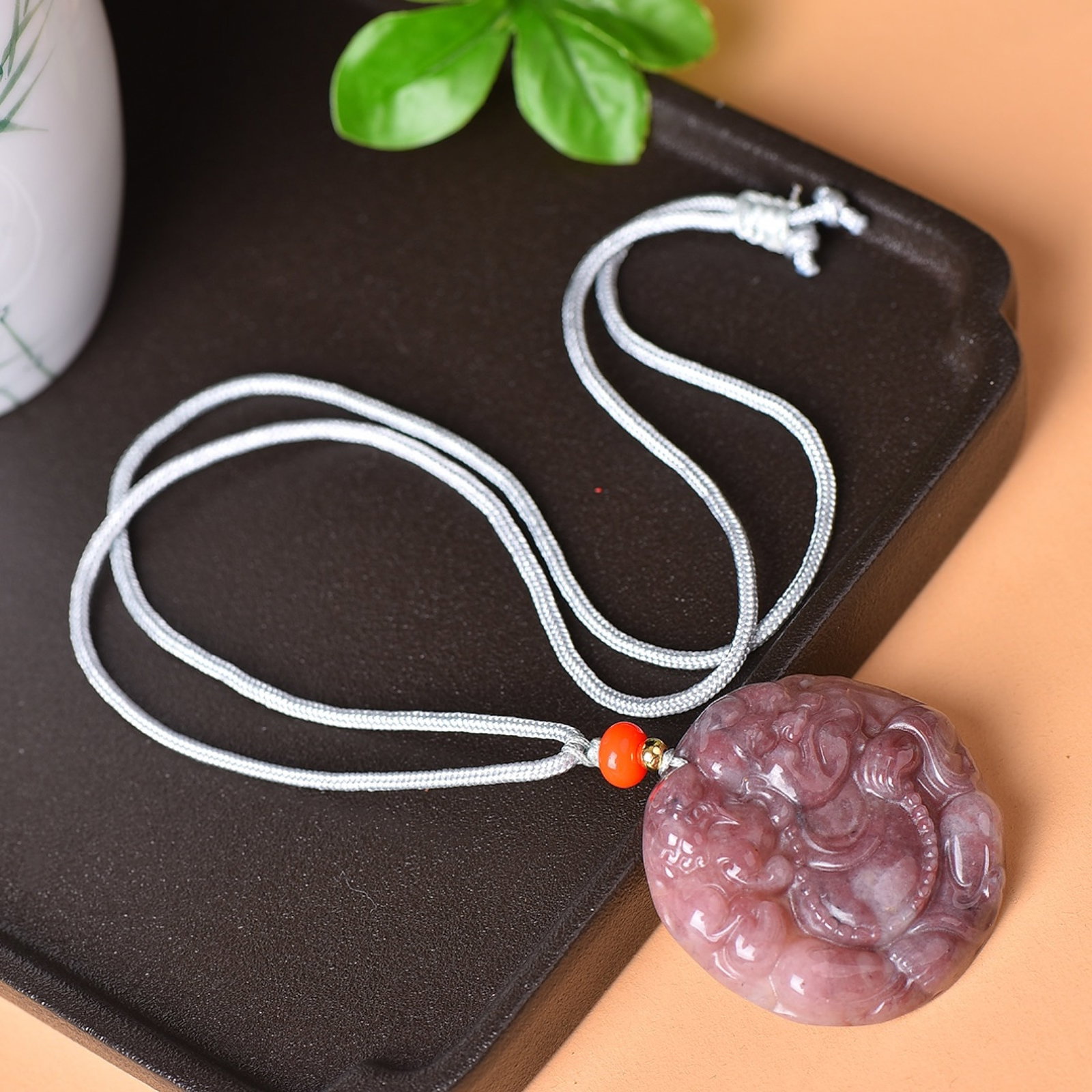 An Exquisite Red Jade Figure Pattern Pendant - 2