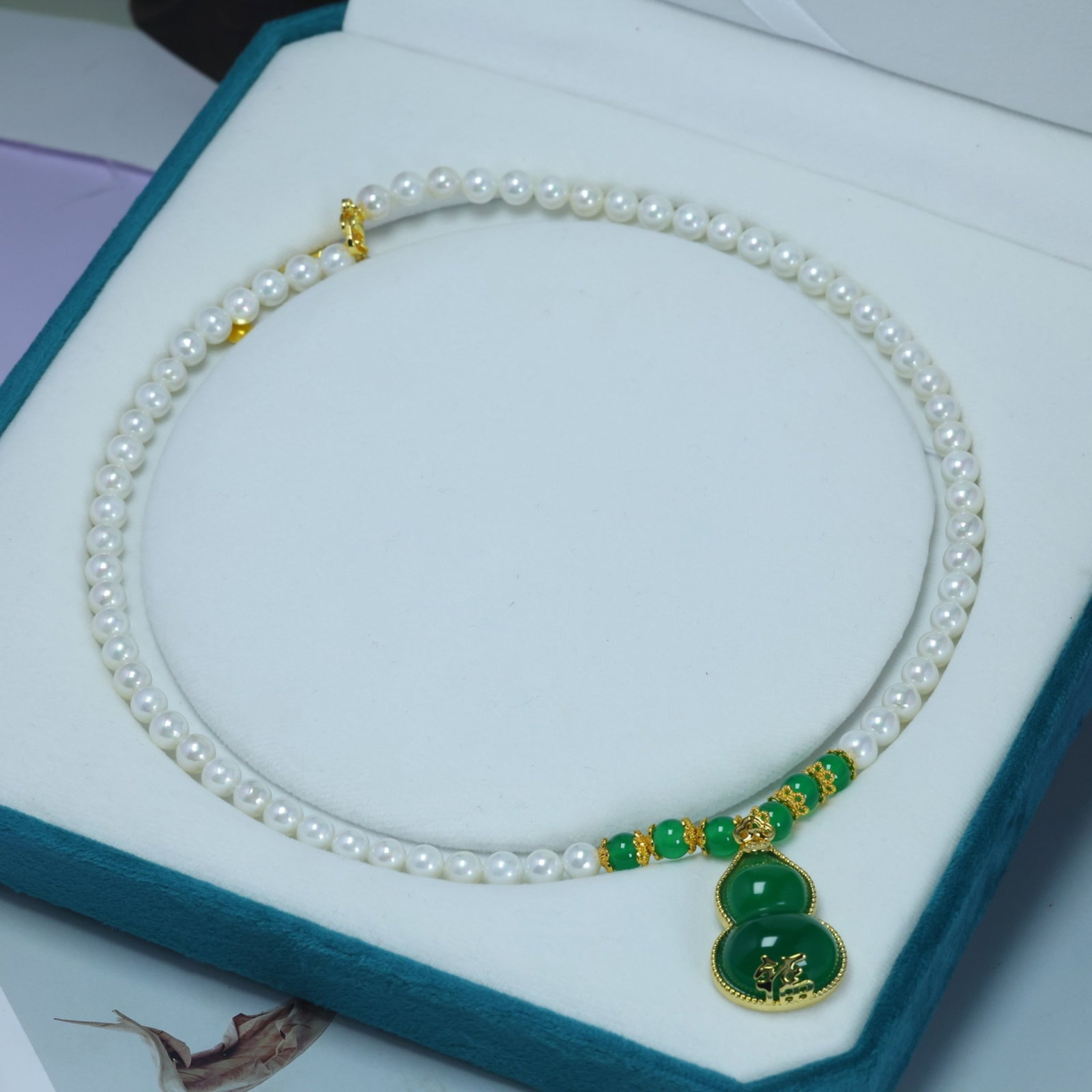 An Exquisite Bronze-Gold Plated Inlaid Chalcedony Necklace,Inlaid Pearl