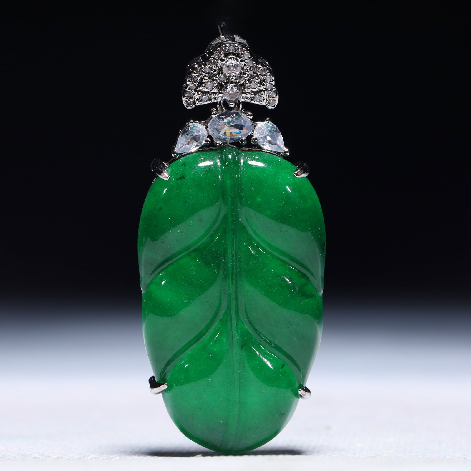 An Exquisite Leaf Pattern Pendant,Inlaid Gems