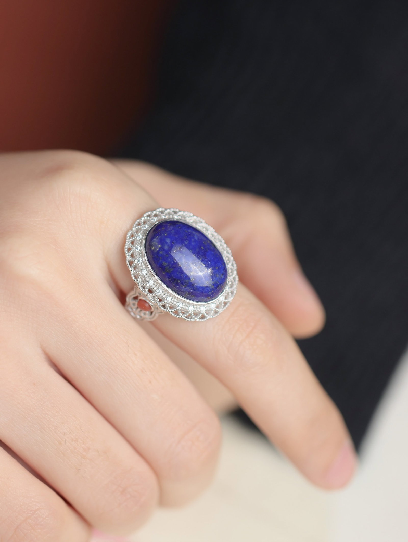 An Exquisite Sterling Silver Inlaid Lapis Lazuli Ring, Inlaid Diamond and Agate: An Exquisite Sterling Silver Inlaid Lapis Lazuli Ring, Inlaid Diamond and Agate 纯银镶青金石戒指,嵌钻石和玛瑙