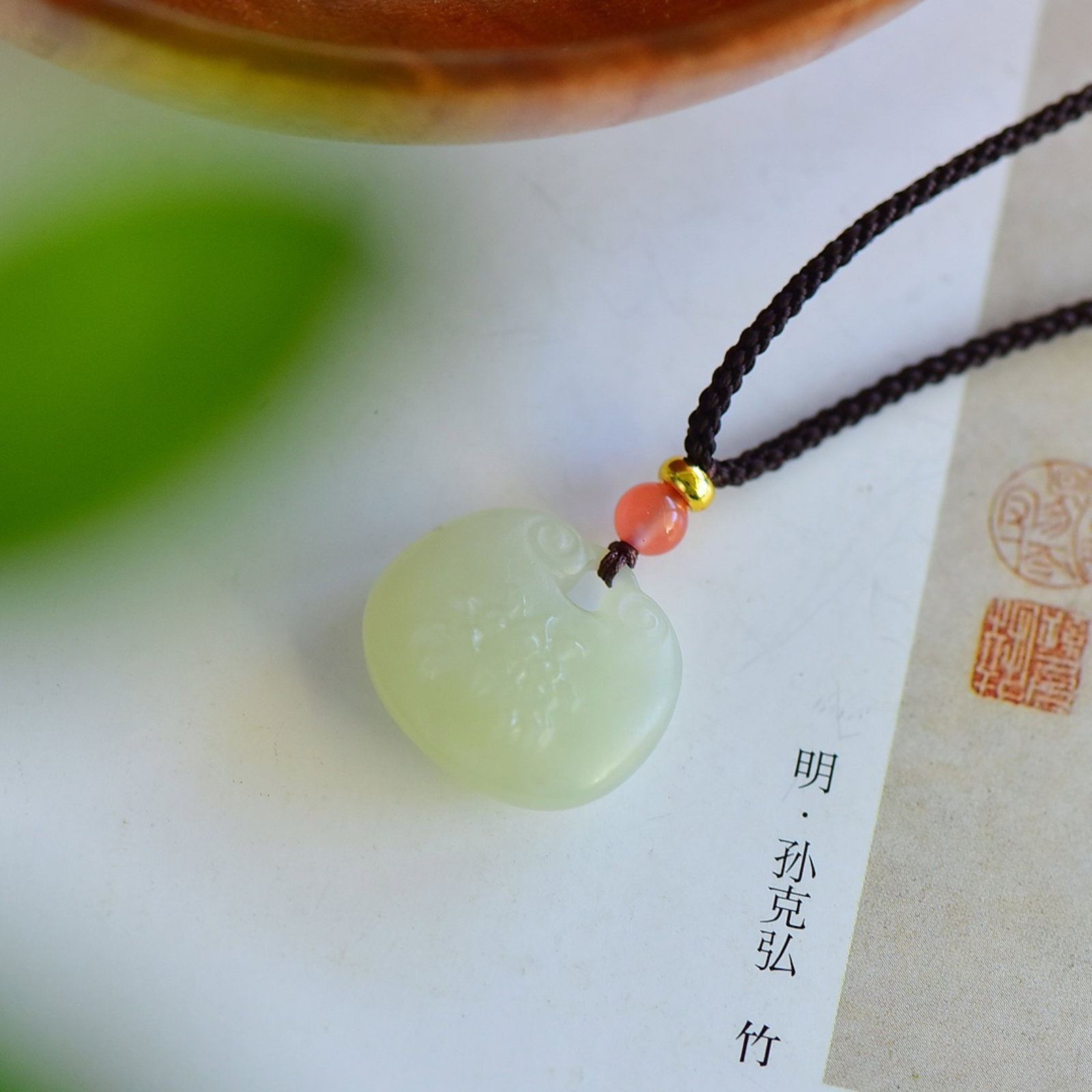 An Exquisite Greenish Jade Pendant: An Exquisite Greenish Jade Pendant,Size:20mmx18mmx8mm 寓意:玉脂白润,寓意:吉祥 宝宝福利