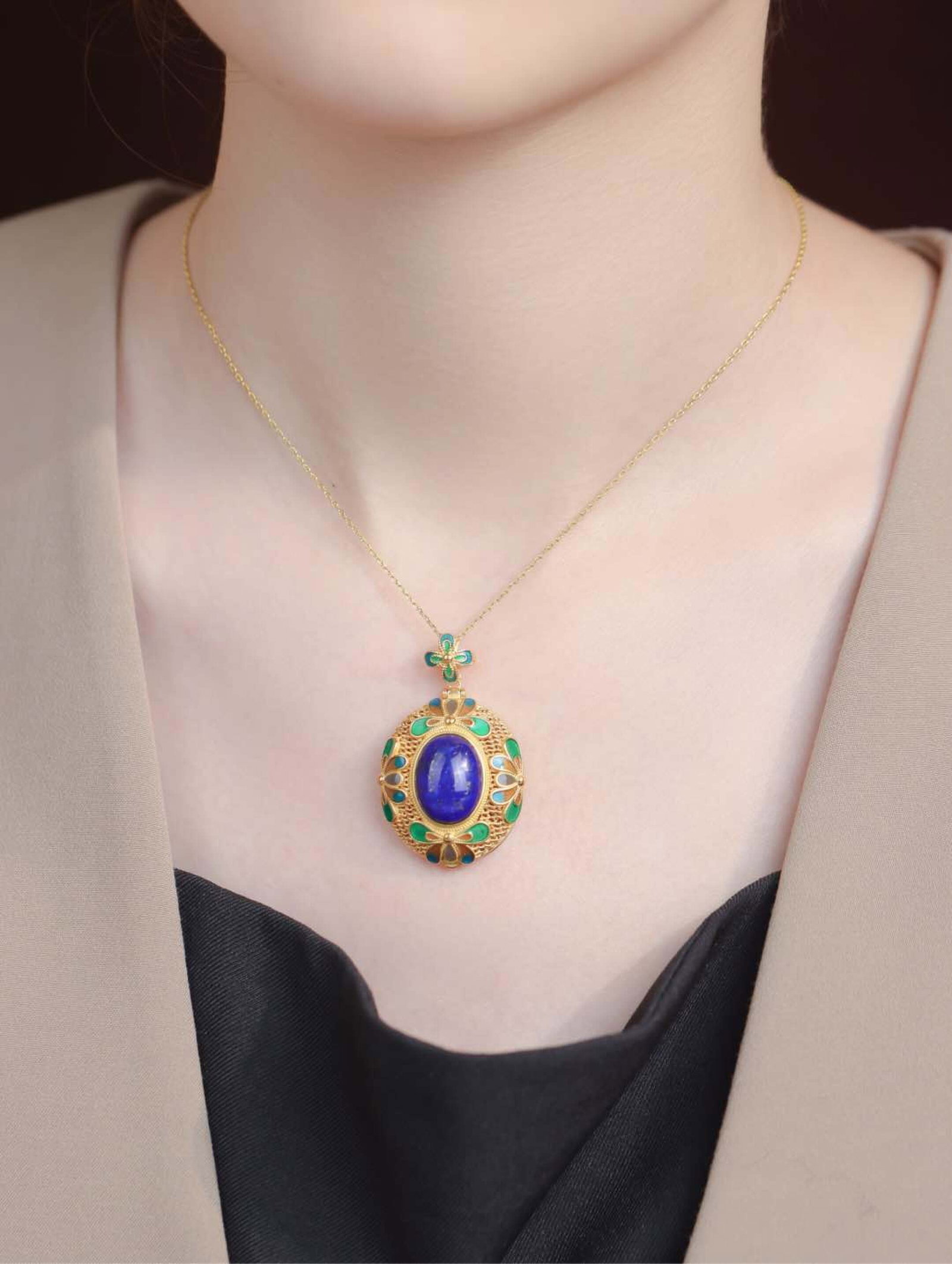 An Exquisite Sterling Silver-Gold Plated Inlaid Lapis Lazuli Pendant: An Exquisite Sterling Silver-Gold Plated Inlaid Lapis Lazuli Pendant 纯银镀金镶青金石吊坠