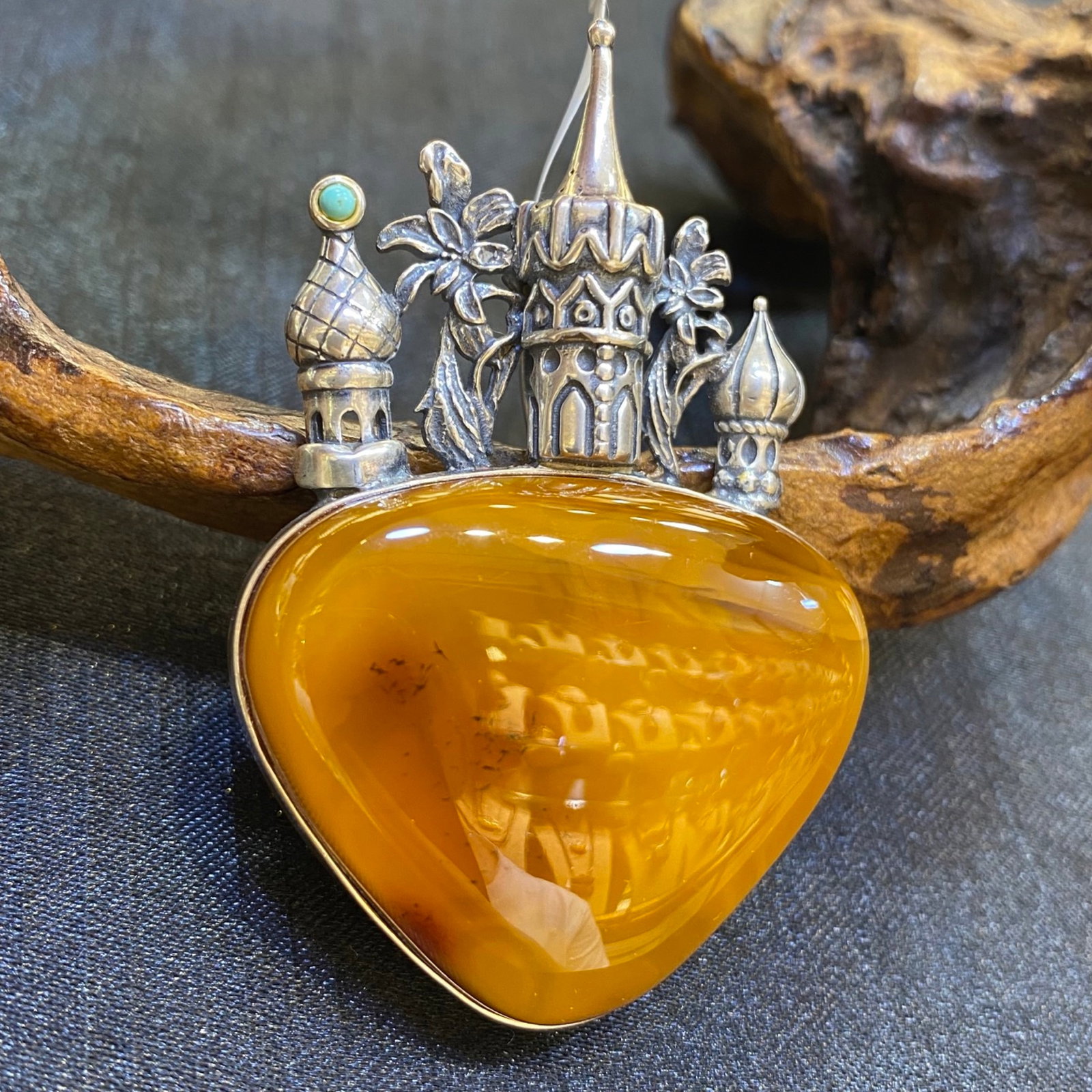 An Exquisite Beeswax Inlaid Silver Necklace: An Exquisite Beeswax Inlaid Silver Necklace,Size:39.3mm,Weight:17.9g 蜜蜡镶银项链