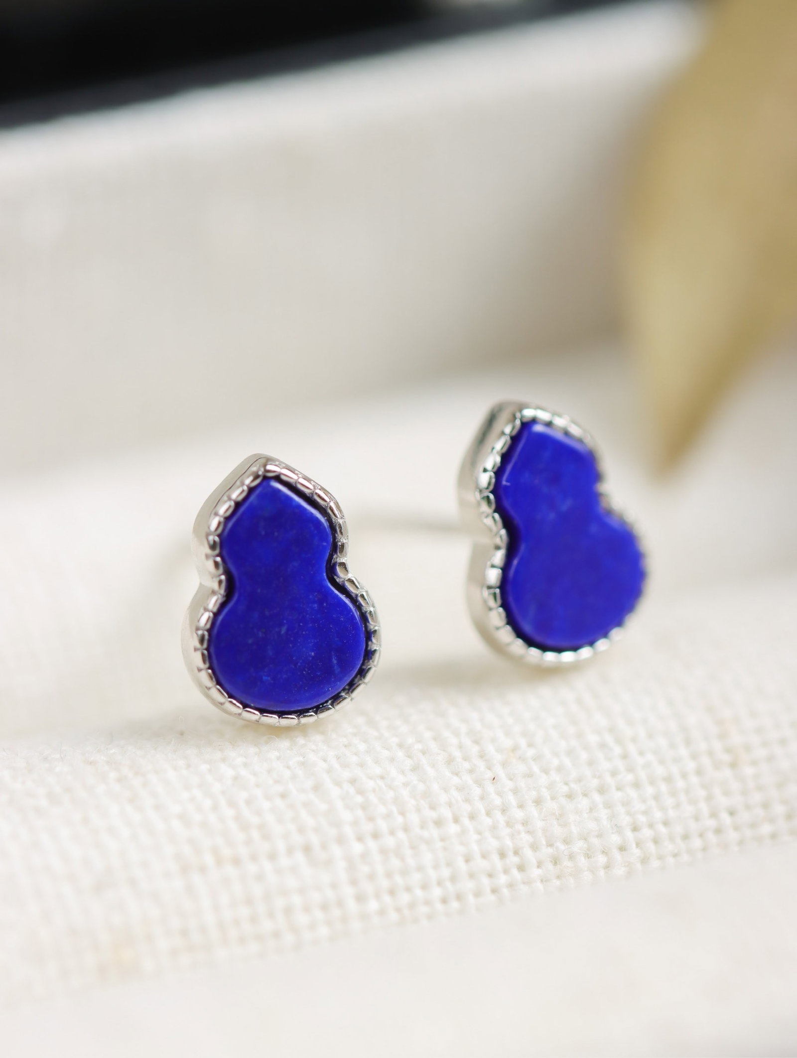 A Pair of Exquisite Sterling Silver Inlaid Lapis Lazuli Gourd Earrings: A Pair of Exquisite Sterling Silver Inlaid Lapis Lazuli Gourd Earrings 一对纯银镶青金石葫芦耳钉