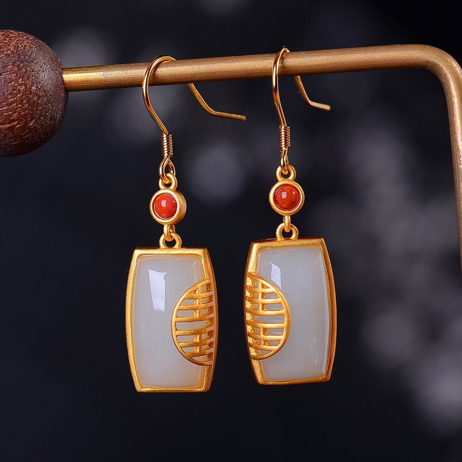 A Pair of Exquisite Sterling Silver-Gold Plated Inlaid White Jade Earrings,Inlaid Agate: A Pair of Exquisite Sterling Silver-Gold Plated Inlaid White Jade Earrings,Inlaid Agate,Size:9mmx16mm