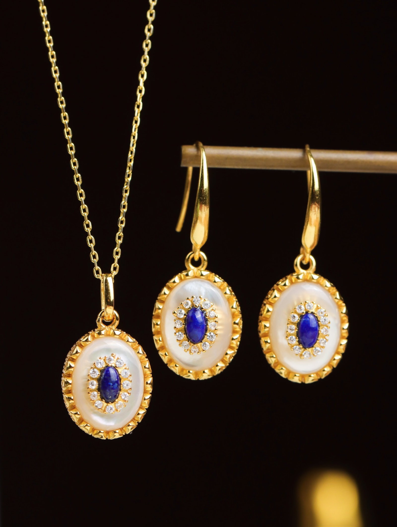 A Set of Fine Sterling Silver-Gold Plated Inlaid Shell Jewelrys, Inlaid Lapis Lazuli and Diamond: A Set of Fine Sterling Silver-Gold Plated Inlaid Shell Jewelrys, Inlaid Lapis Lazuli and Diamond 一套纯银镀金镶贝壳首饰,嵌༡