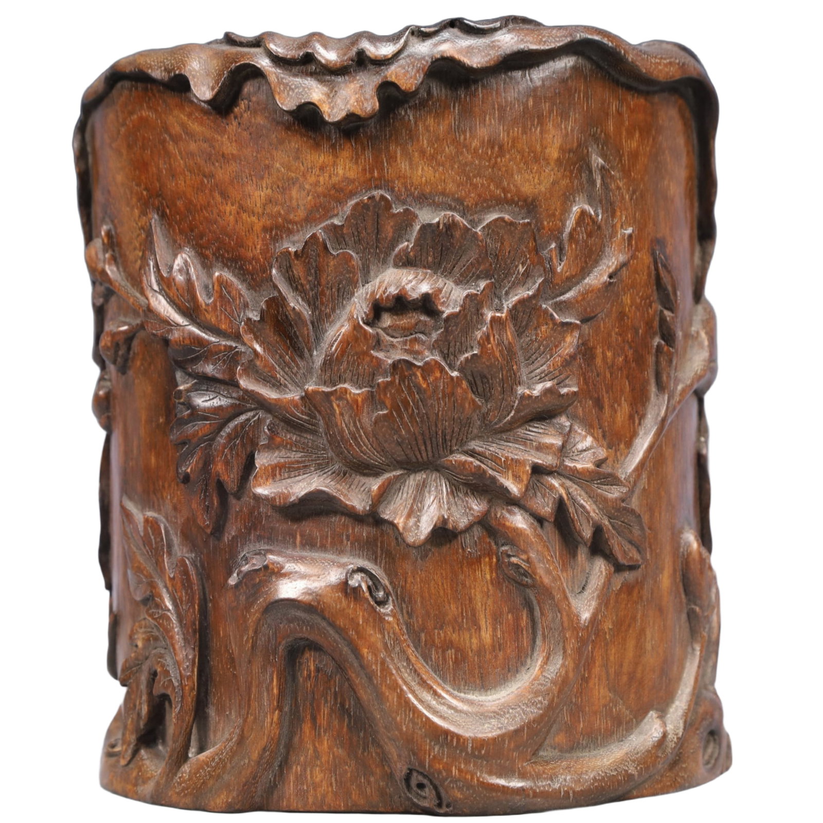 An Exquisite Eaglewood Flower Pattern Brush Pot: An Exquisite Eaglewood Flower Pattern Brush Pot,Qing Dynasty, China,Size:6.3inx6.9in,Weight:450g 沉香木花卉纹笔筒,中国清代
