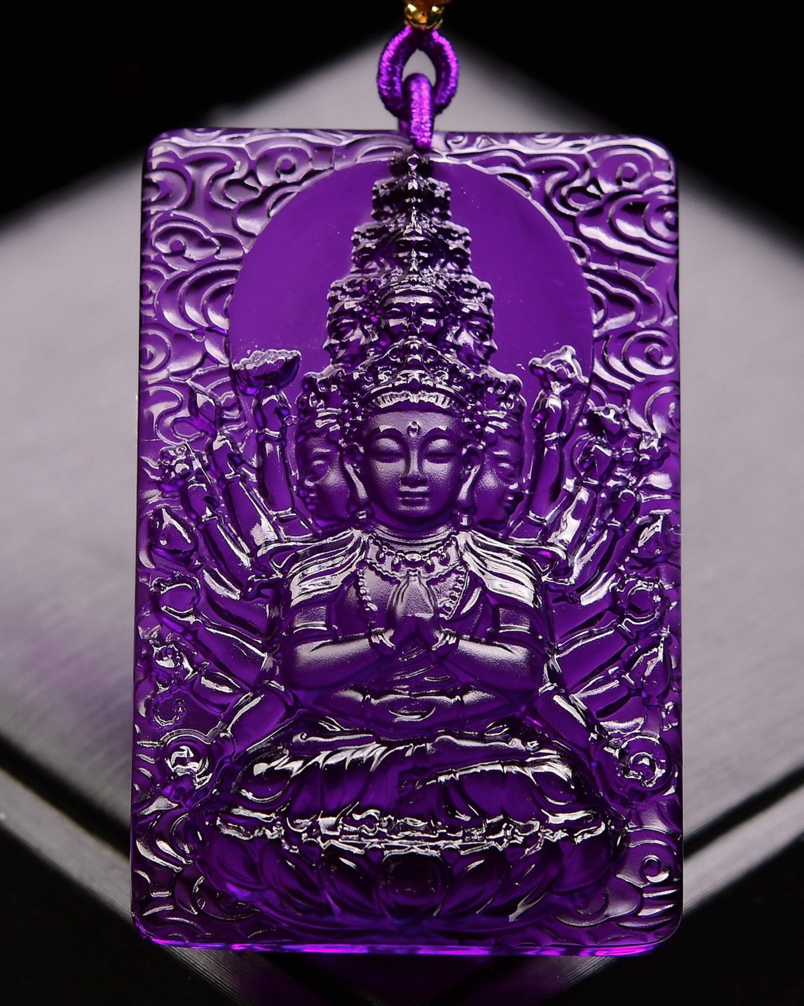 An Exquisite Crystal Statue of Thousand-hand Guanyin Pattern Pendant: An Exquisite Crystal Statue of Thousand-hand Guanyin Pattern Pendant,Size:57mmx38mmx13mm,Weight:84g