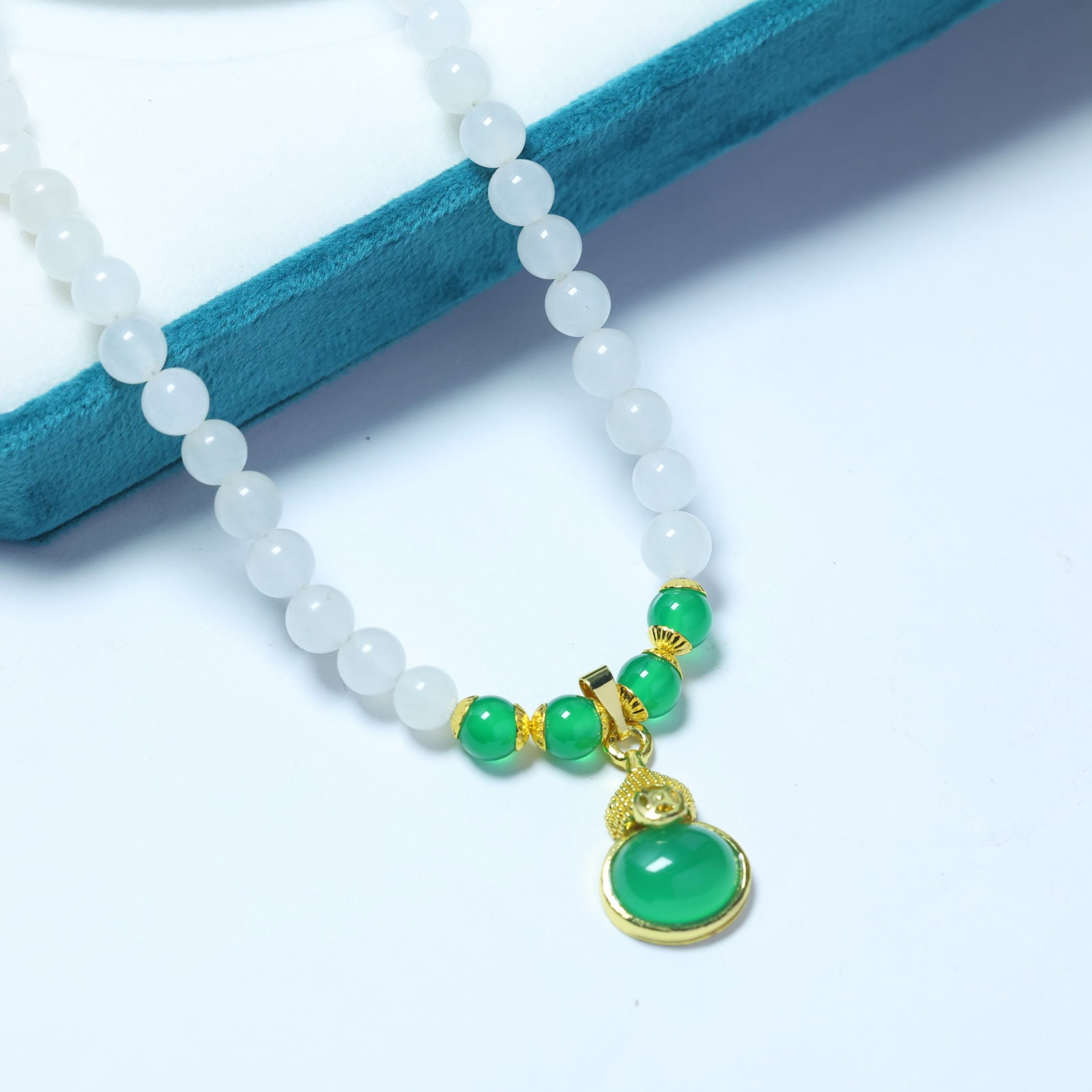 An Exquisite Bronze-Gold Plated Inlaid Chrysophrase Necklace