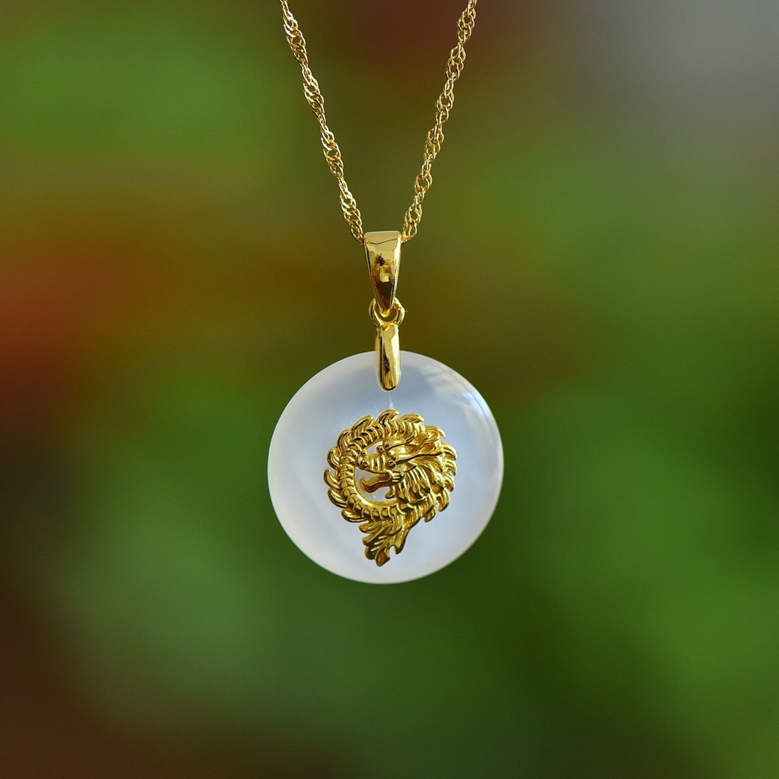 An Exquisite Sterling Silver-Gold Plated Inlaid White Agate Necklace