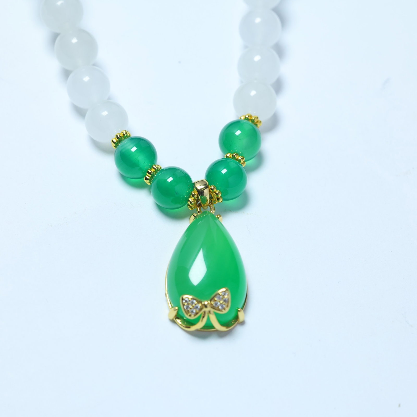 An Exquisite Bronze-Gold Plated Inlaid Chrysophrase Necklace
