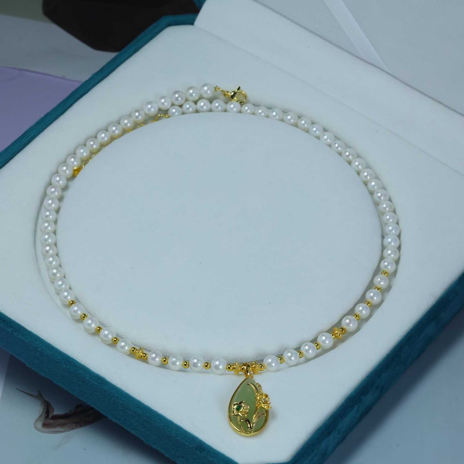 An Exquisite Bronze-Gold Plated Inlaid Pearl Necklace,Inlaid Green Jade: An Exquisite Bronze-Gold Plated Inlaid Pearl Necklace,Inlaid Green Jade,Size:(Pearl)6mmx6mm,(Loose)13mmx25mm 铜镀金镶珍珠项链,嵌青玉