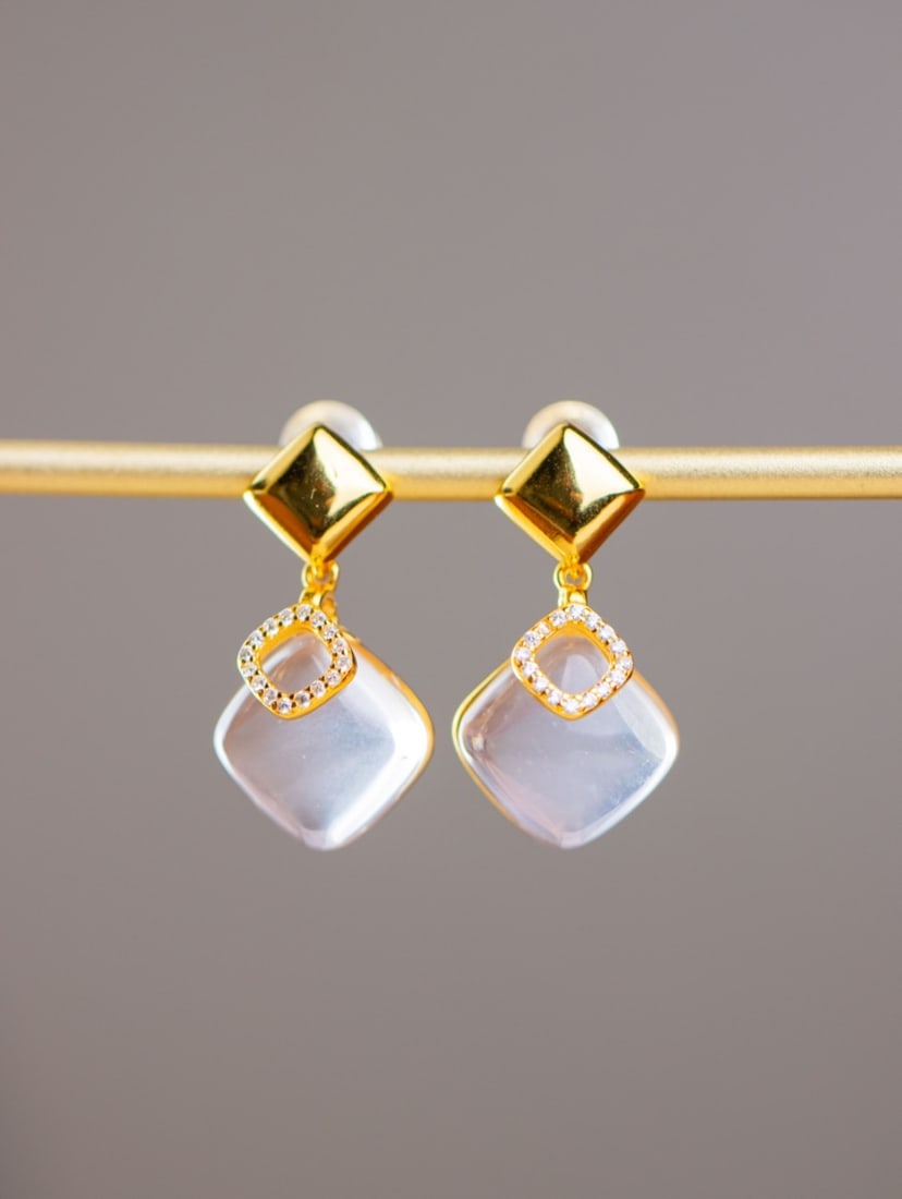 A Pair of Exquisite Sterling Silver-Gold Plated Inlaid Crystal Earrings, Inlaid Diamond: A Pair of Exquisite Sterling Silver-Gold Plated Inlaid Crystal Earrings, Inlaid Diamond 一对纯银镀金镶水晶耳环,嵌钻石