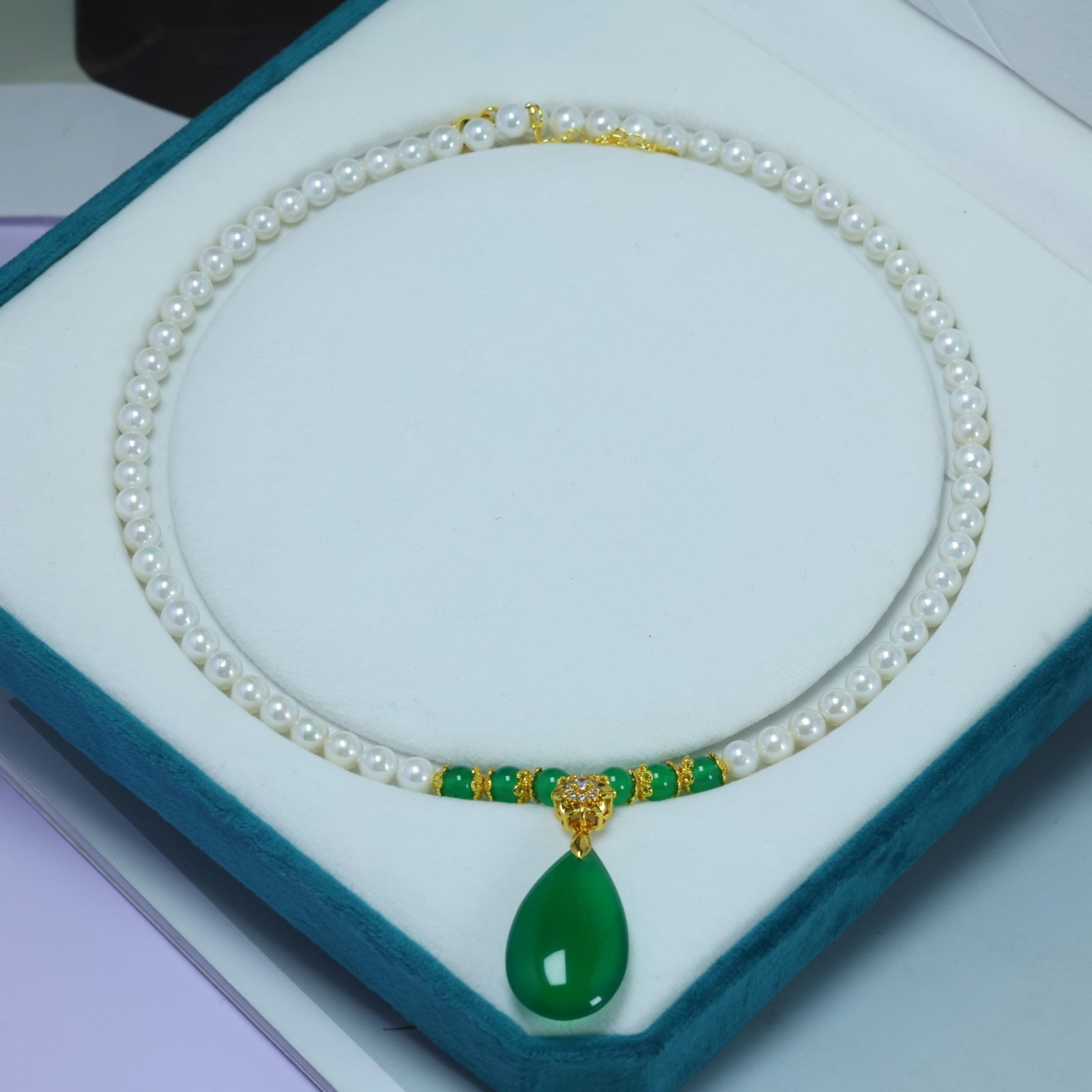 An Exquisite Bronze-Gold Plated Inlaid Chrysophrase Necklace,Inlaid Pearl